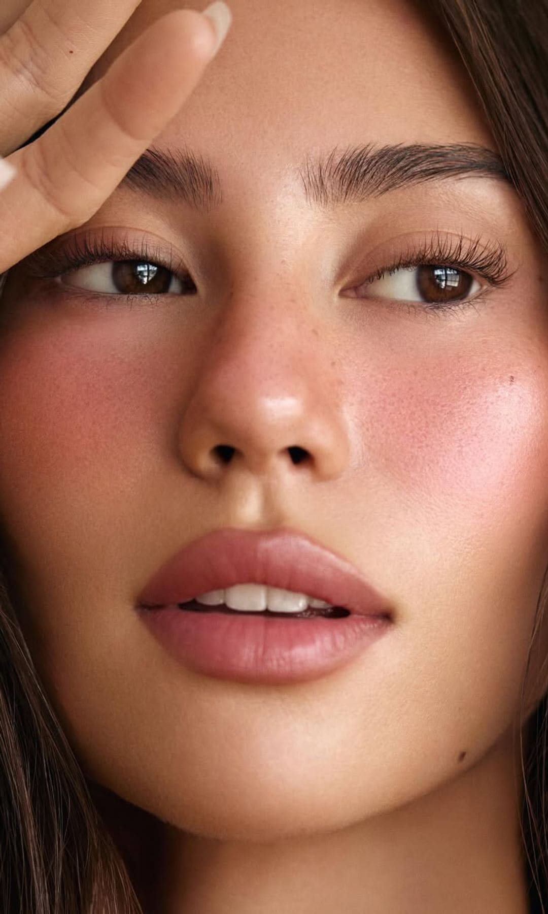 Maquillaje con colorete rosa