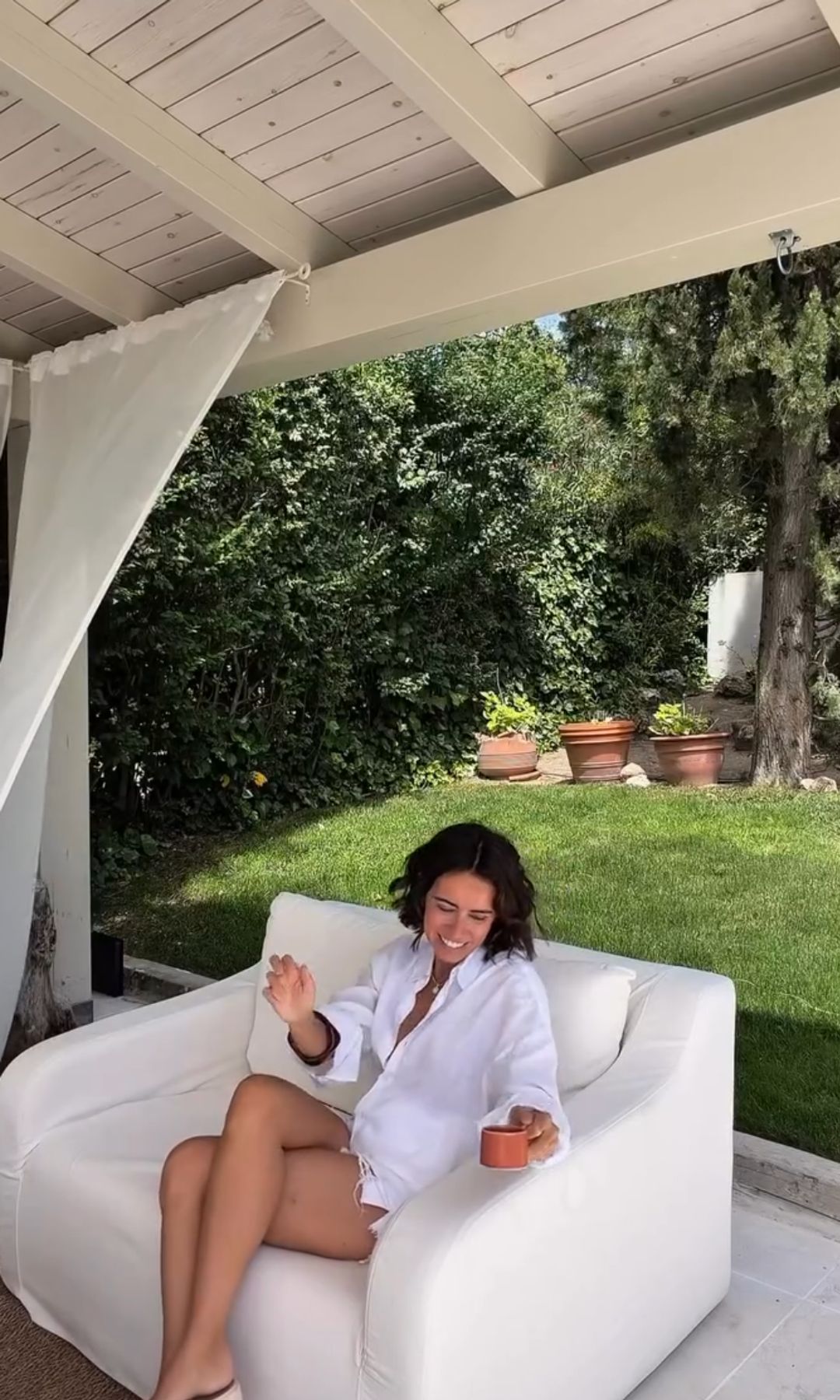 Sheila Conde sentada en su nuevo porche