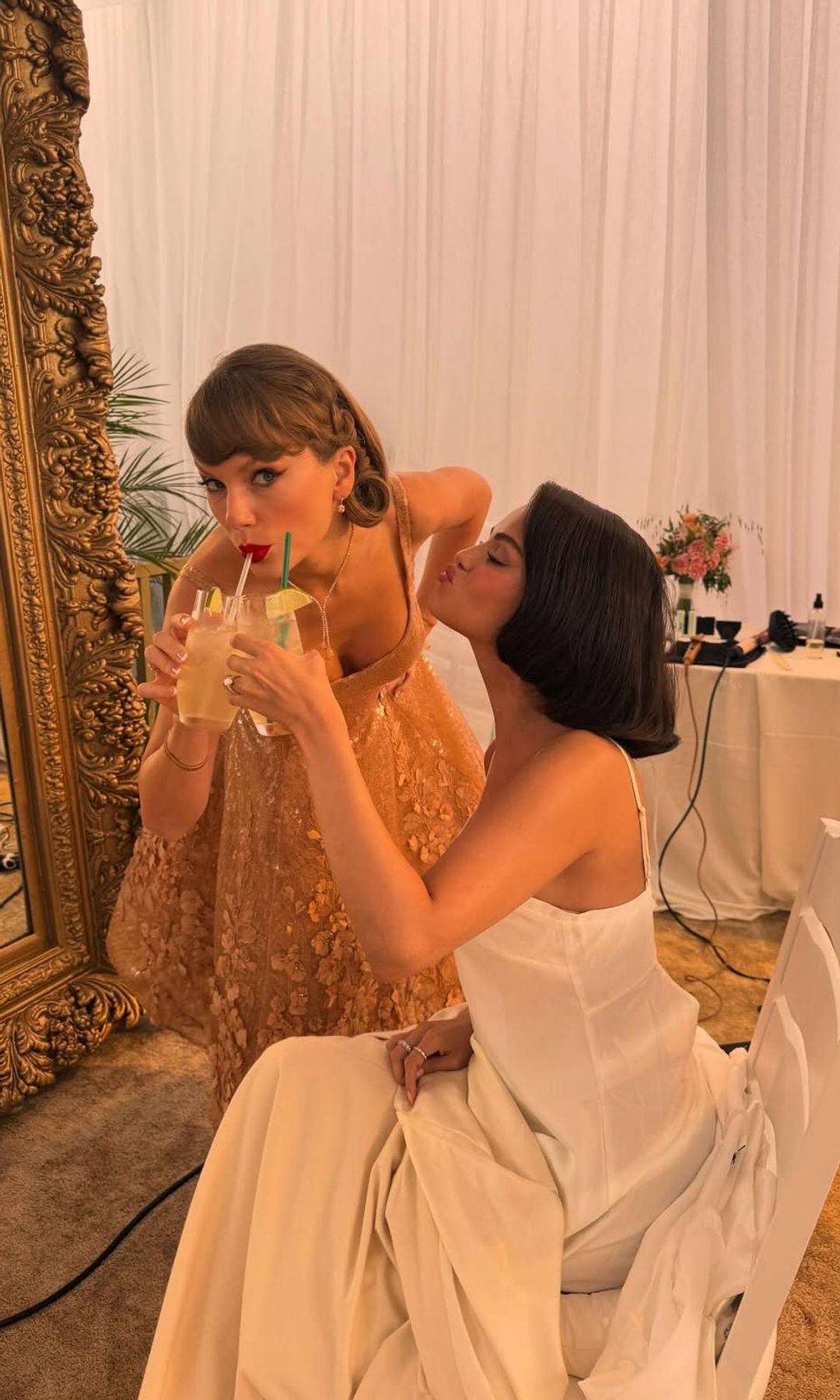 Taylor Swift acompañó a Selena Gomez desde el principio, viviendo juntas el momento maquillaje y peinado del gran día