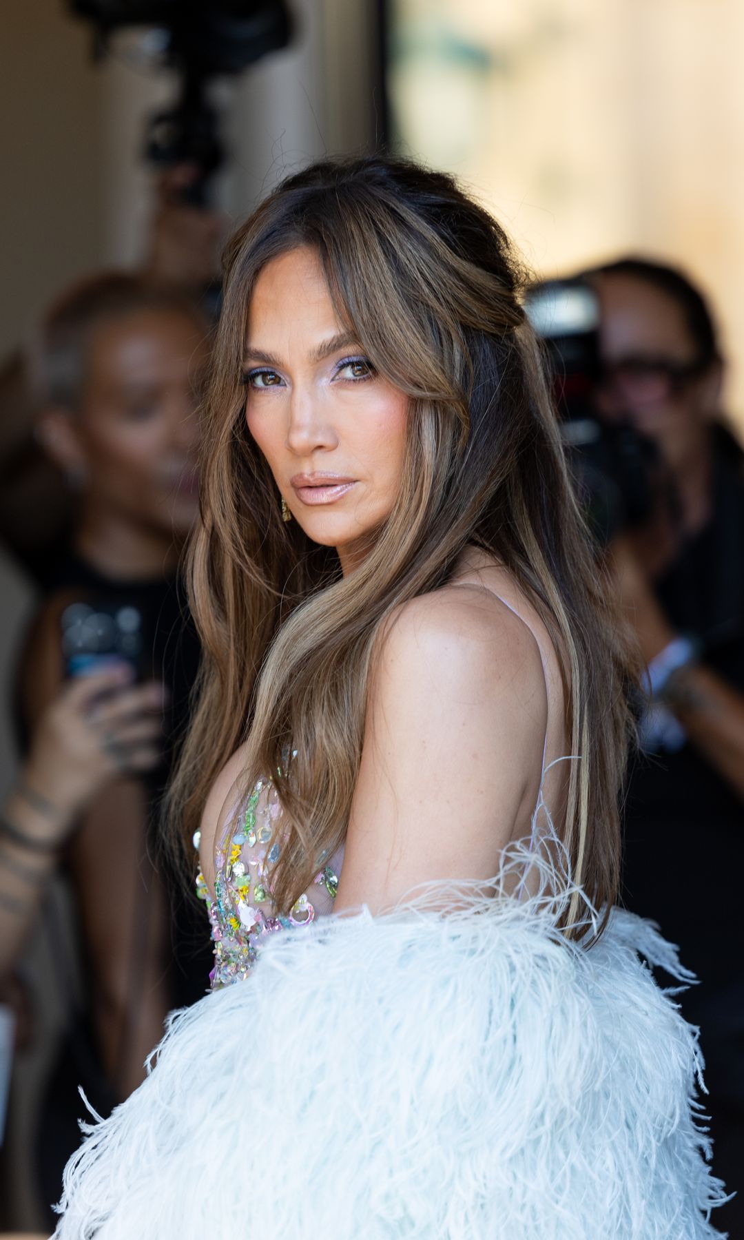 Jennifer Lopez llega al desfile de Celia Kritharioti durante el cuarto día de la Semana de la Moda de París - Alta Costura Otoño/Invierno 2026/2027 el 9 de julio de 2026 en París, Francia.