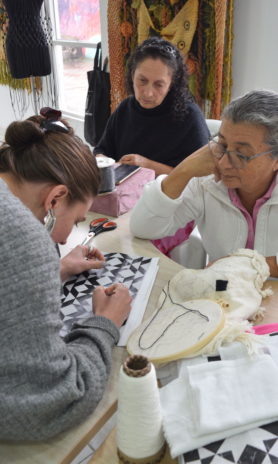 MAZ Manuela Álvarez funciona gracias al trabajo en equipo entre los diseñadores y los artesanos. 