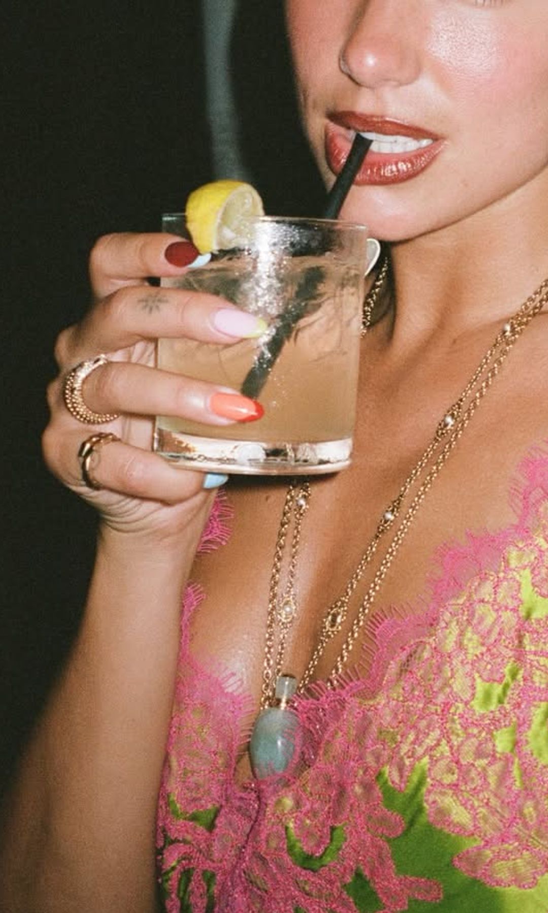 Manicura de Dua Lipa francesa multicolor
