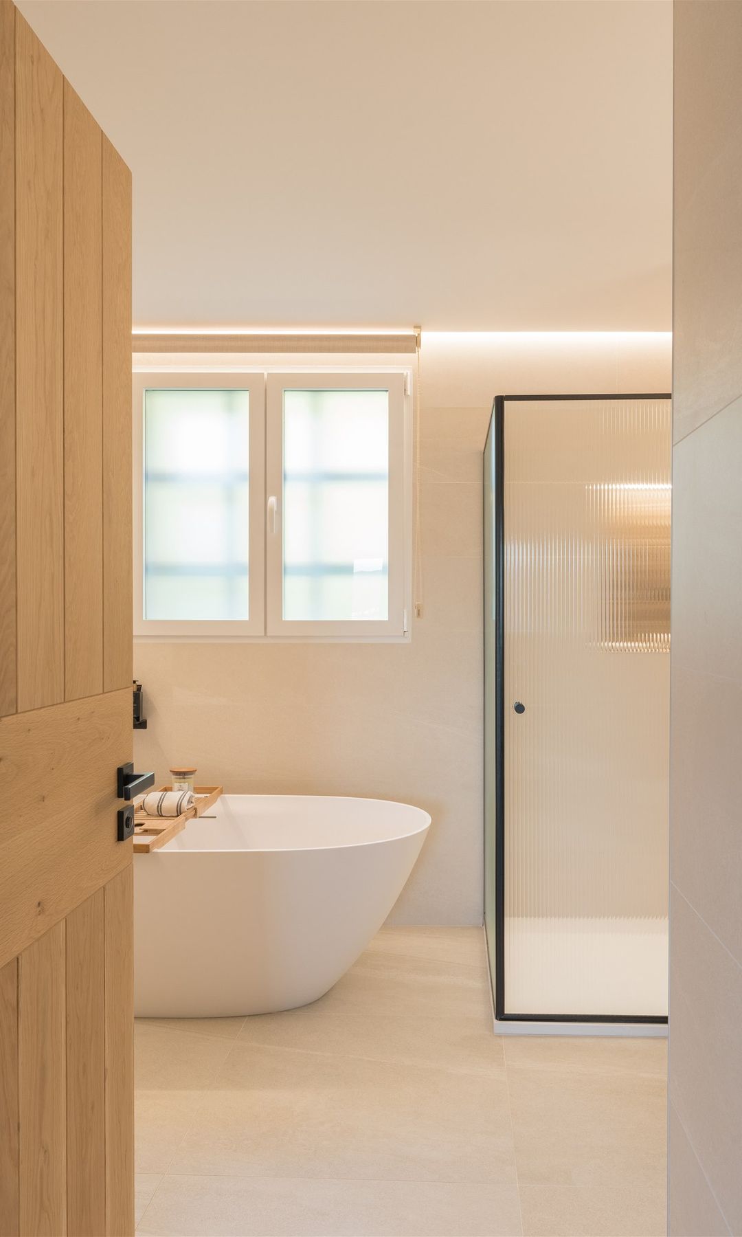 Baño con bañera exenta y ducha, proyecto de EN las nubes