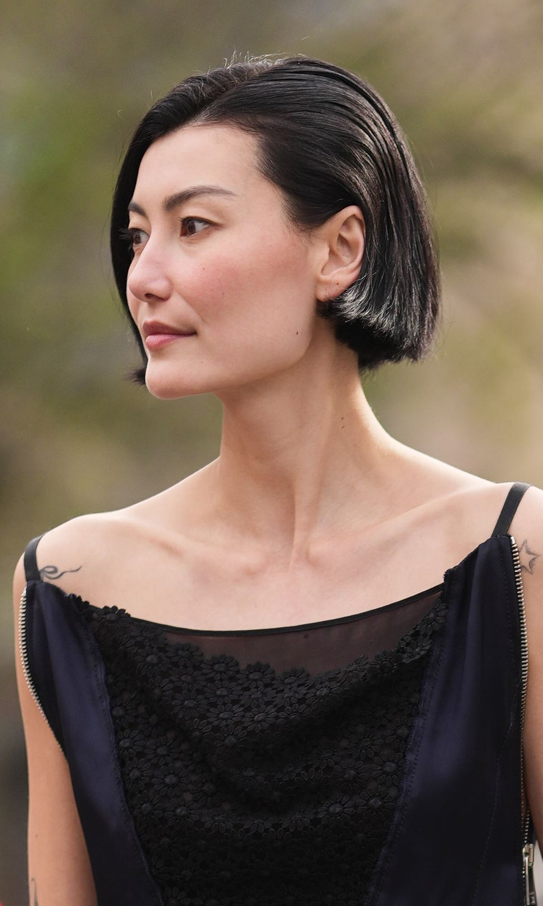 Mujer con corte de pelo muy corto