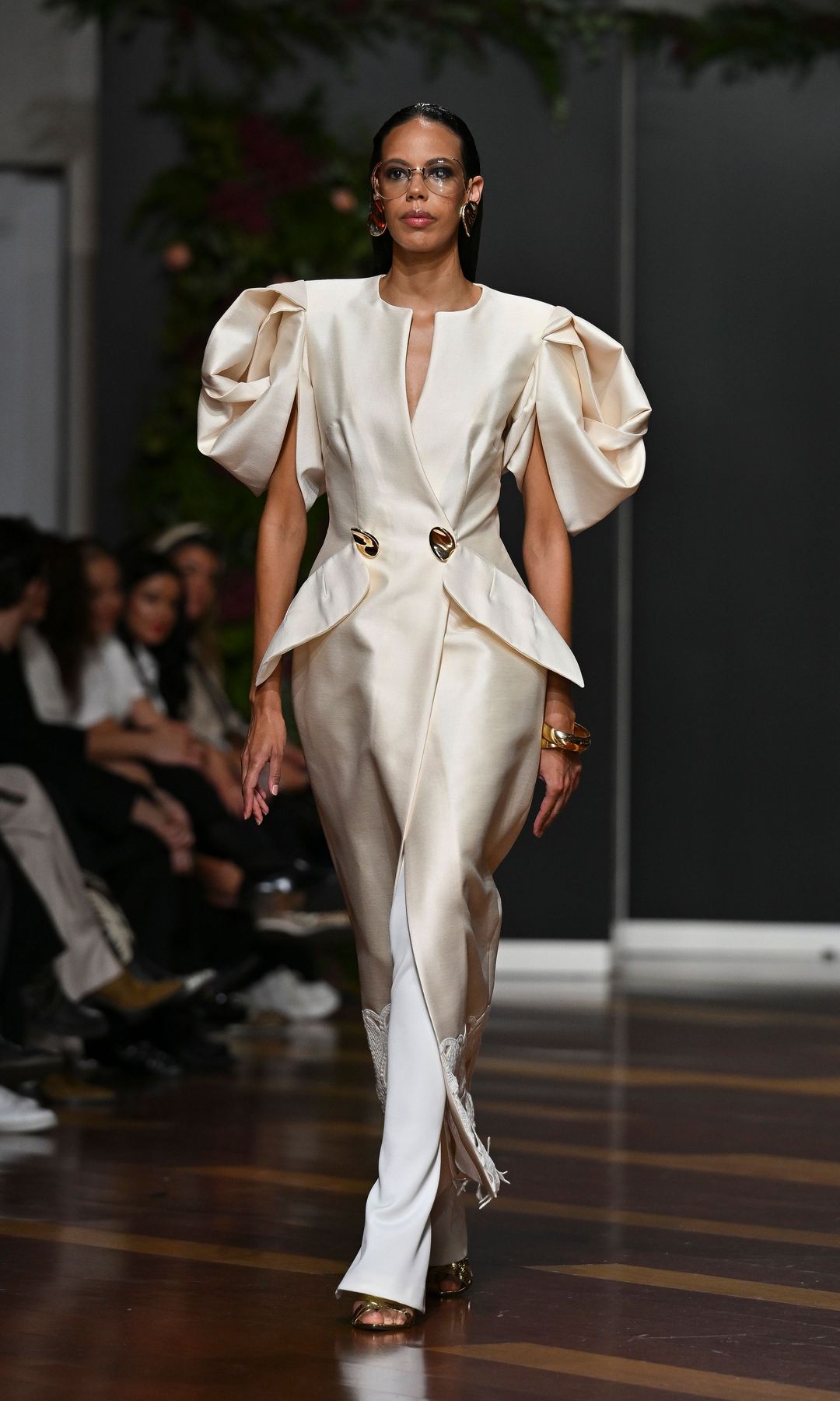 Modelo con traje de novia de Rafael Urquizar en Atelier Couture 2026