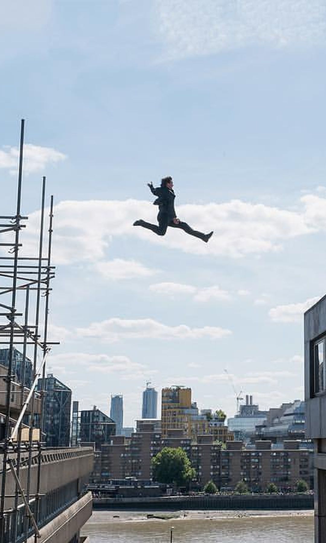 Tom Cruise haciendo una de sus escenas de riesgo