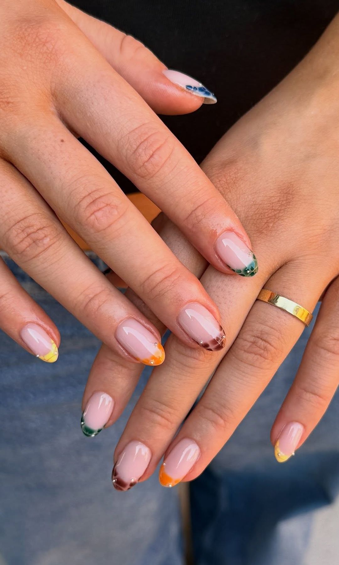 Manicura multicolor con manchas