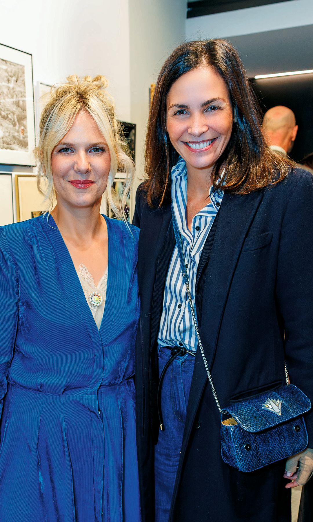 Juliette Deschamps, propietaria de la galería donde se firmó el libro, con Inés Sastre