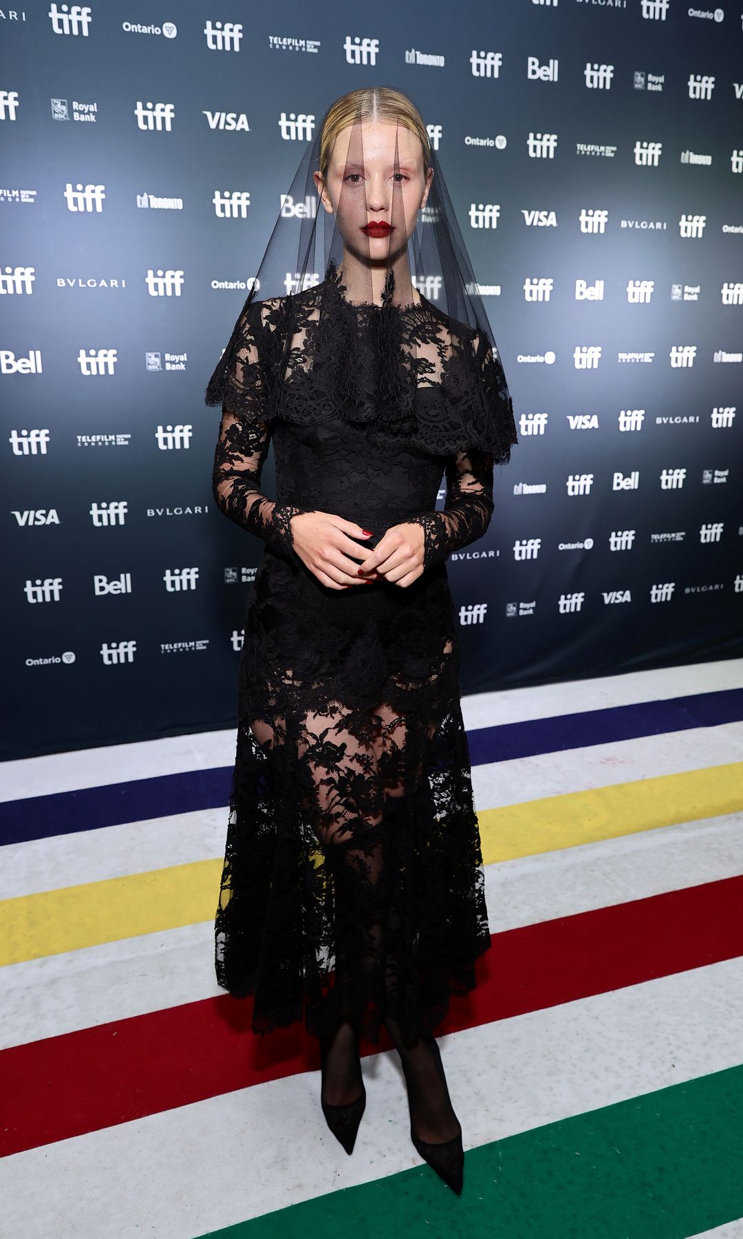 ¡HOLA! Moda Análisis del estilo de Mia Goth