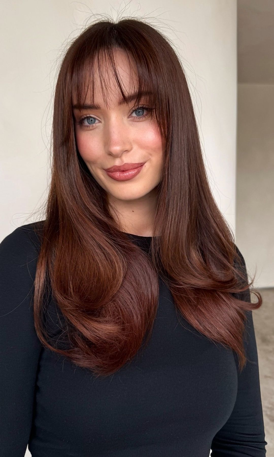 Cabello largo, cobrizo y con flequillo