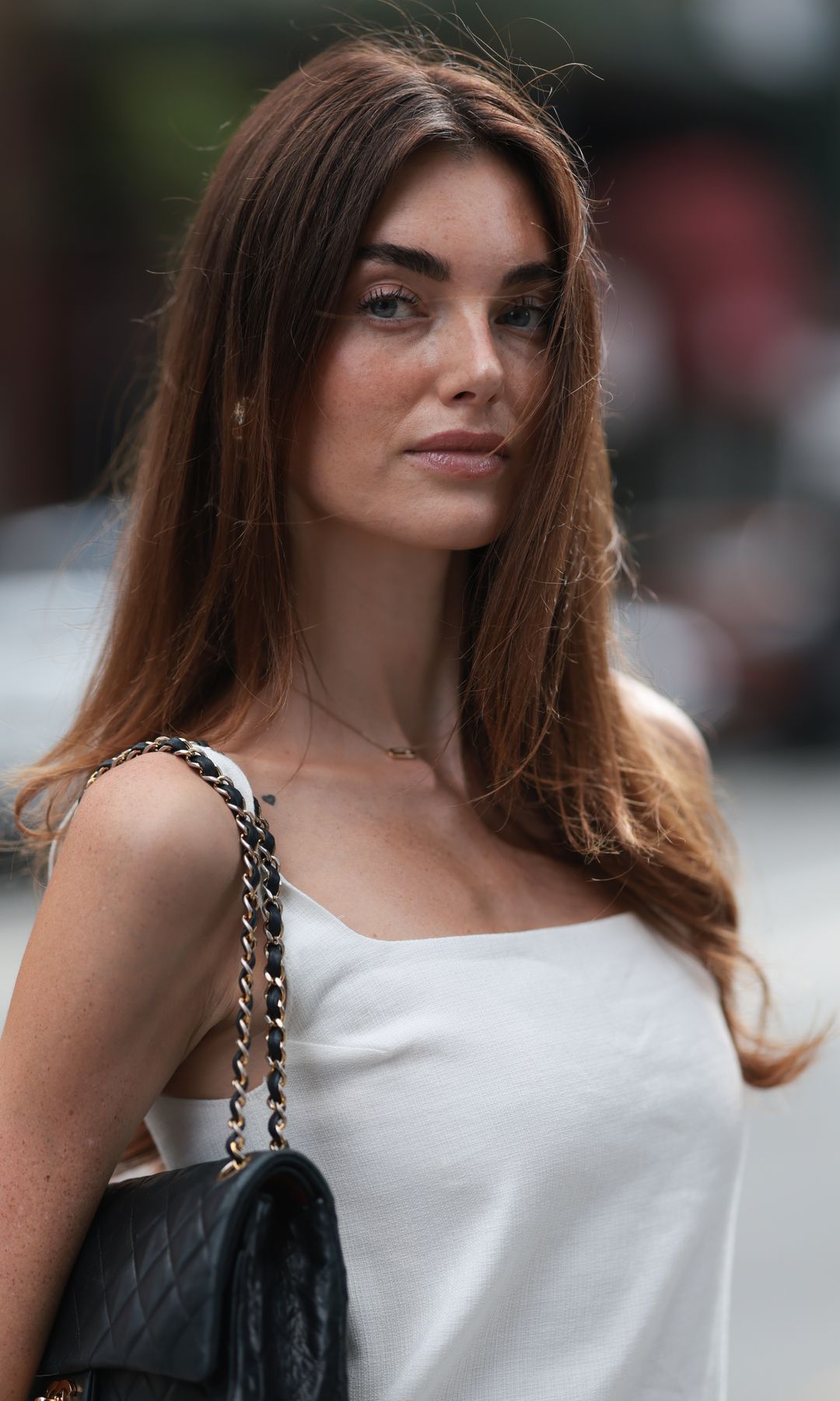  Mujer con cabello largo 