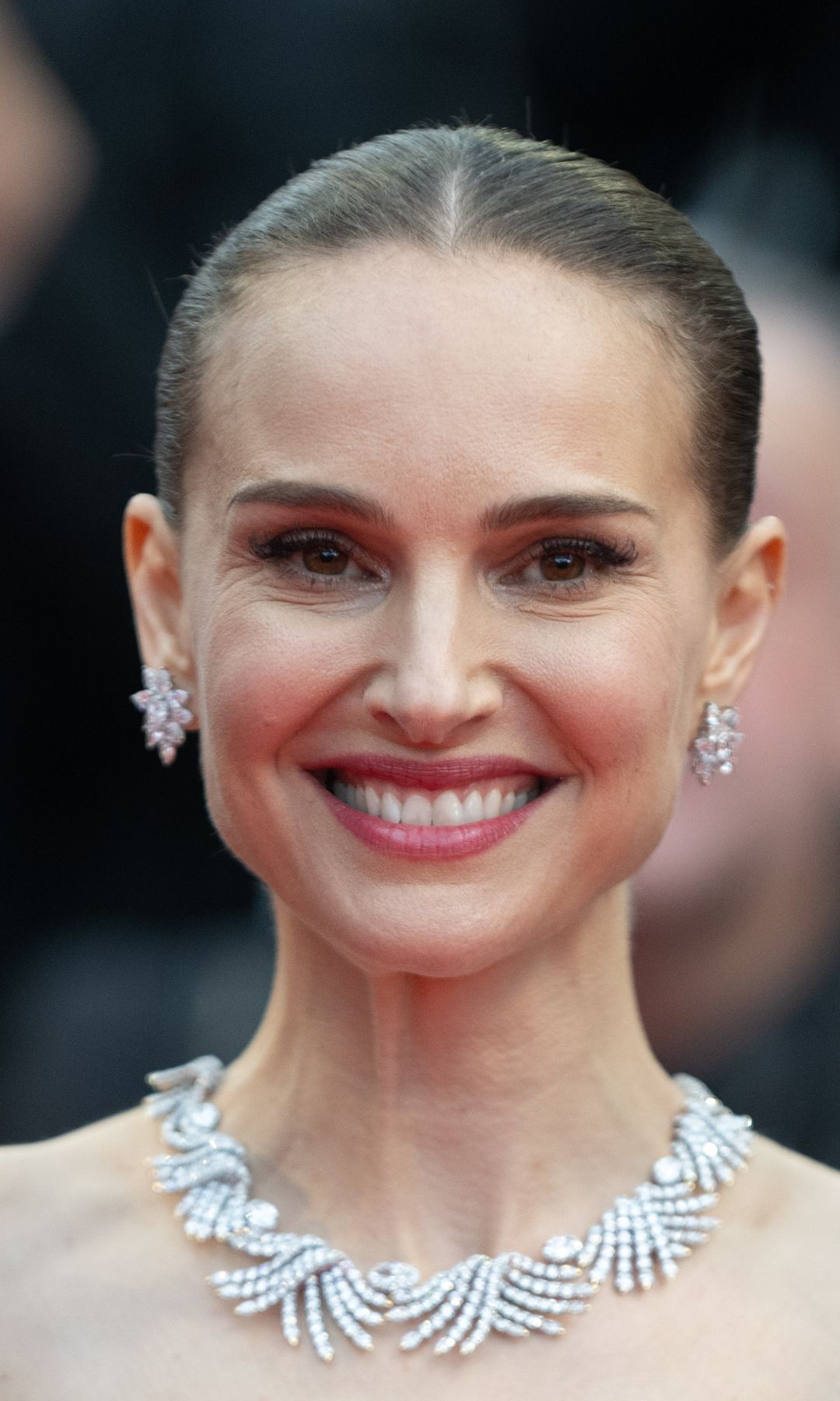 Natalie Portman llevó joyería de Tiffany & Co para complementar su look.