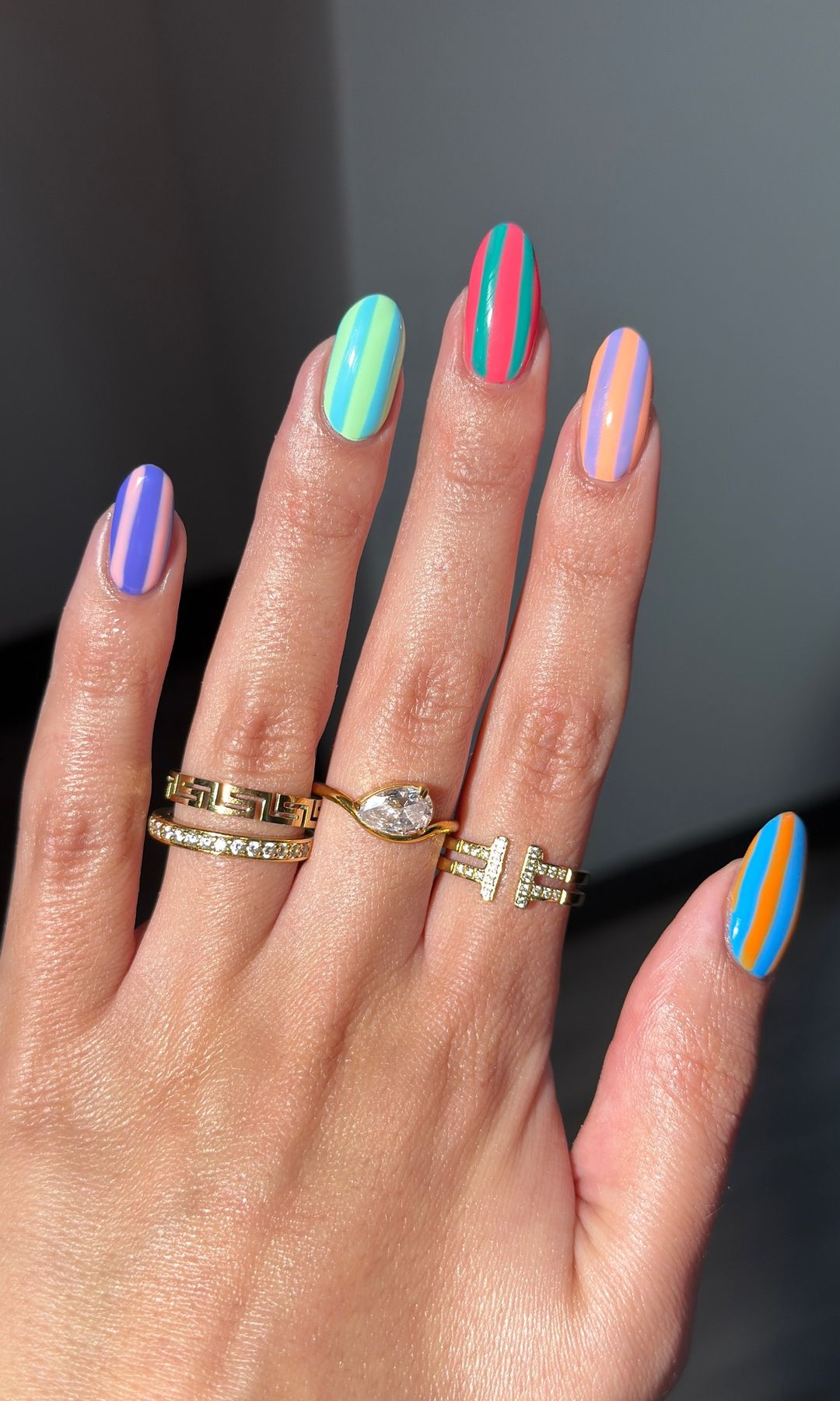 Manicura de rayas multicolor