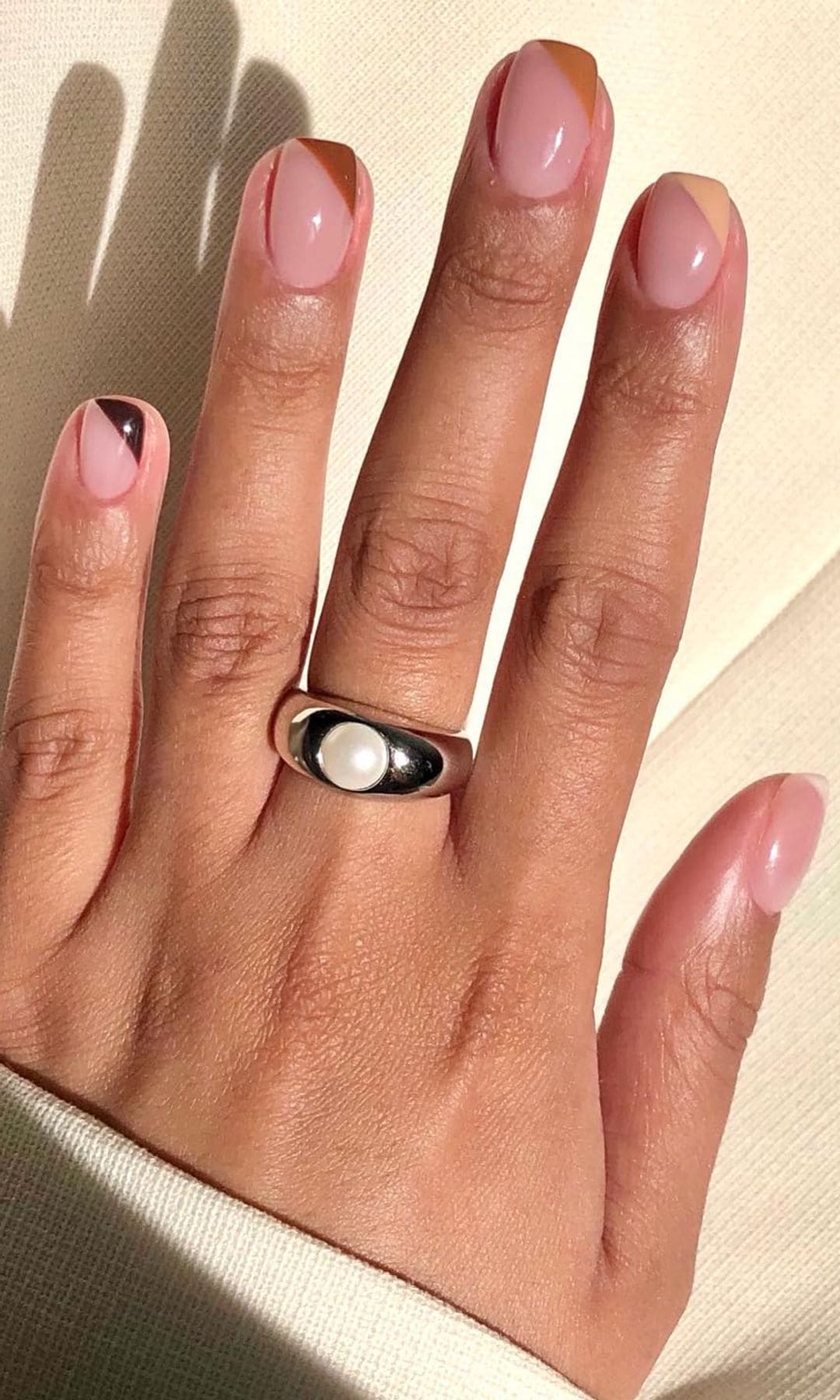 Manicura en tonos marrones