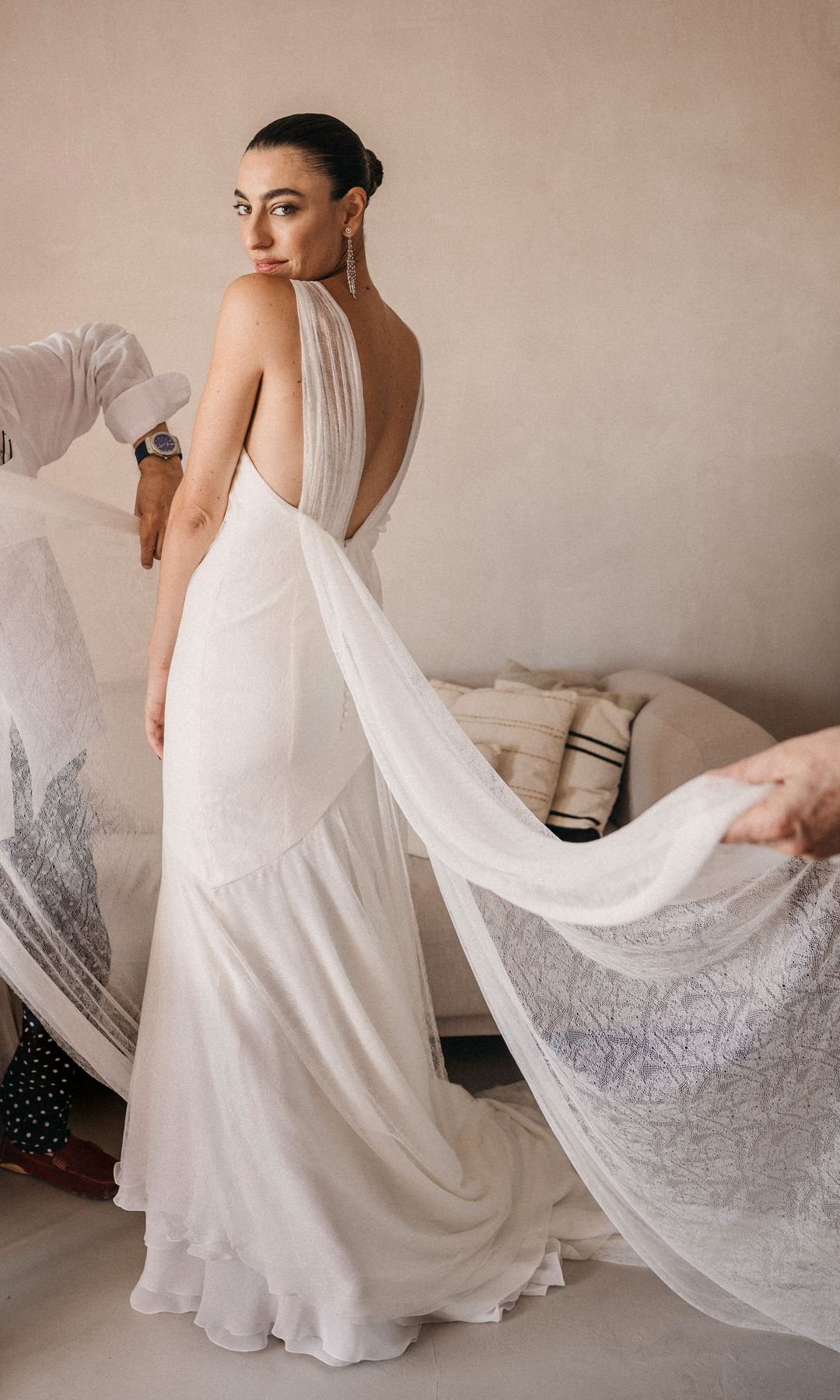 Claudia Ula, en su casa de Zahara de los Atunes, antes de emprender su camino hacia el altar, con un vestido de Victo­rio & Lucchino