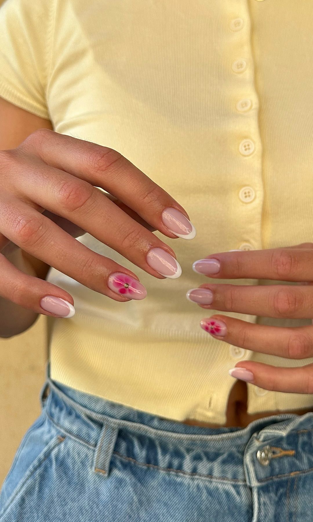Manicura francesa con flores