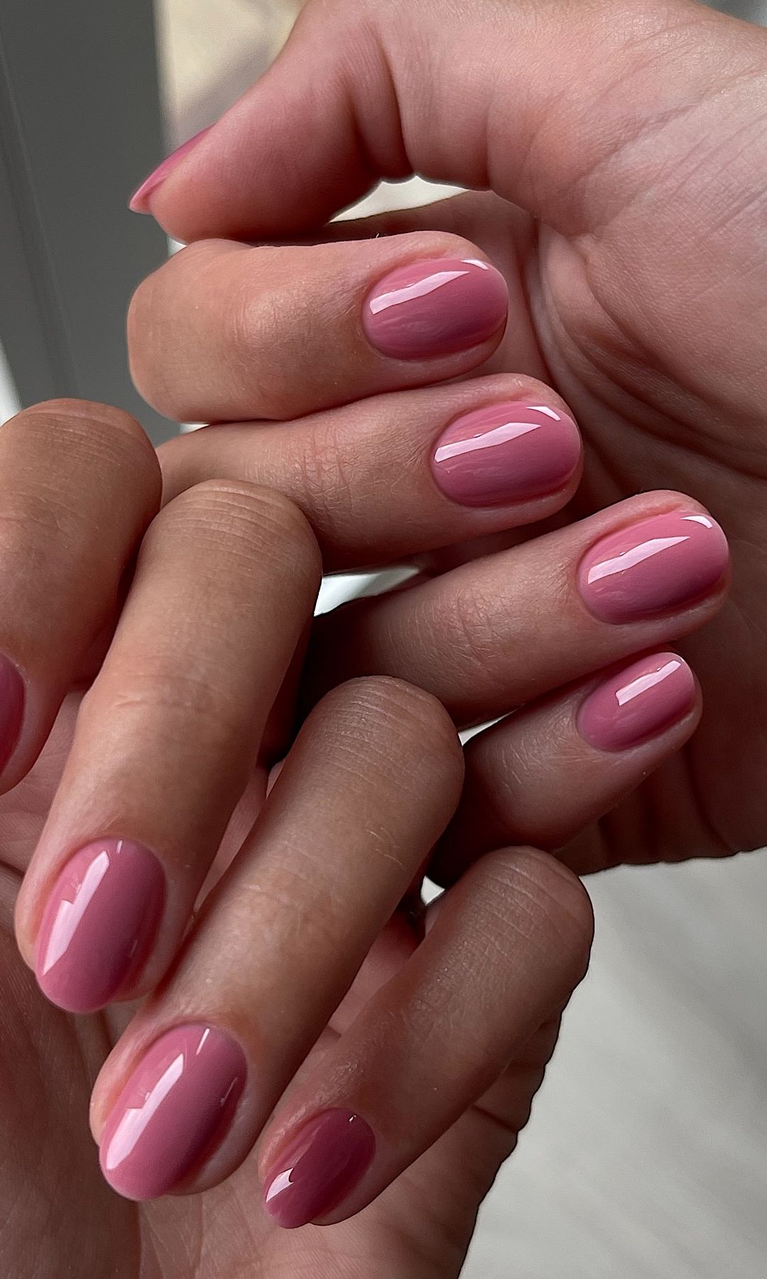 Manicura rosa suave