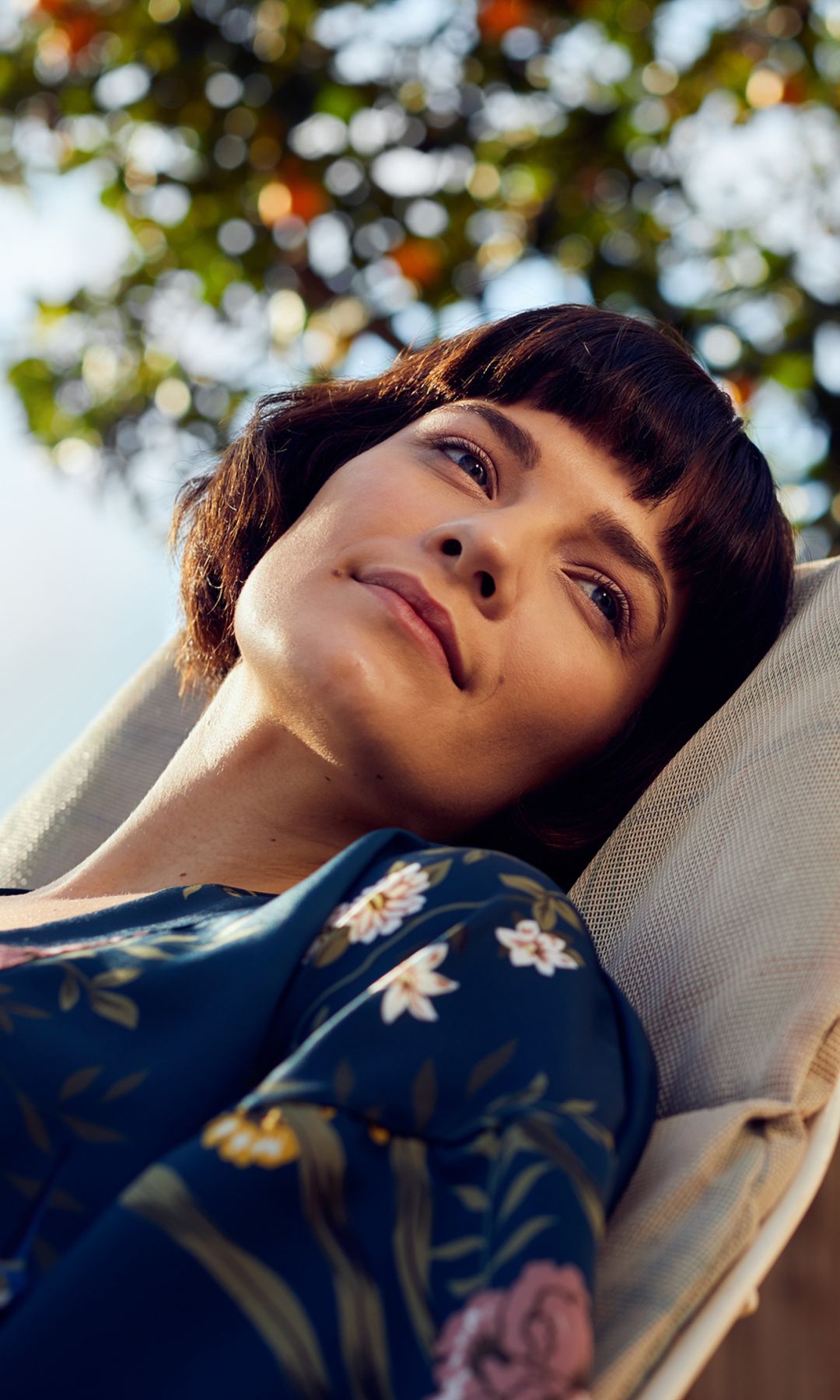 Mujer serena en un jardín