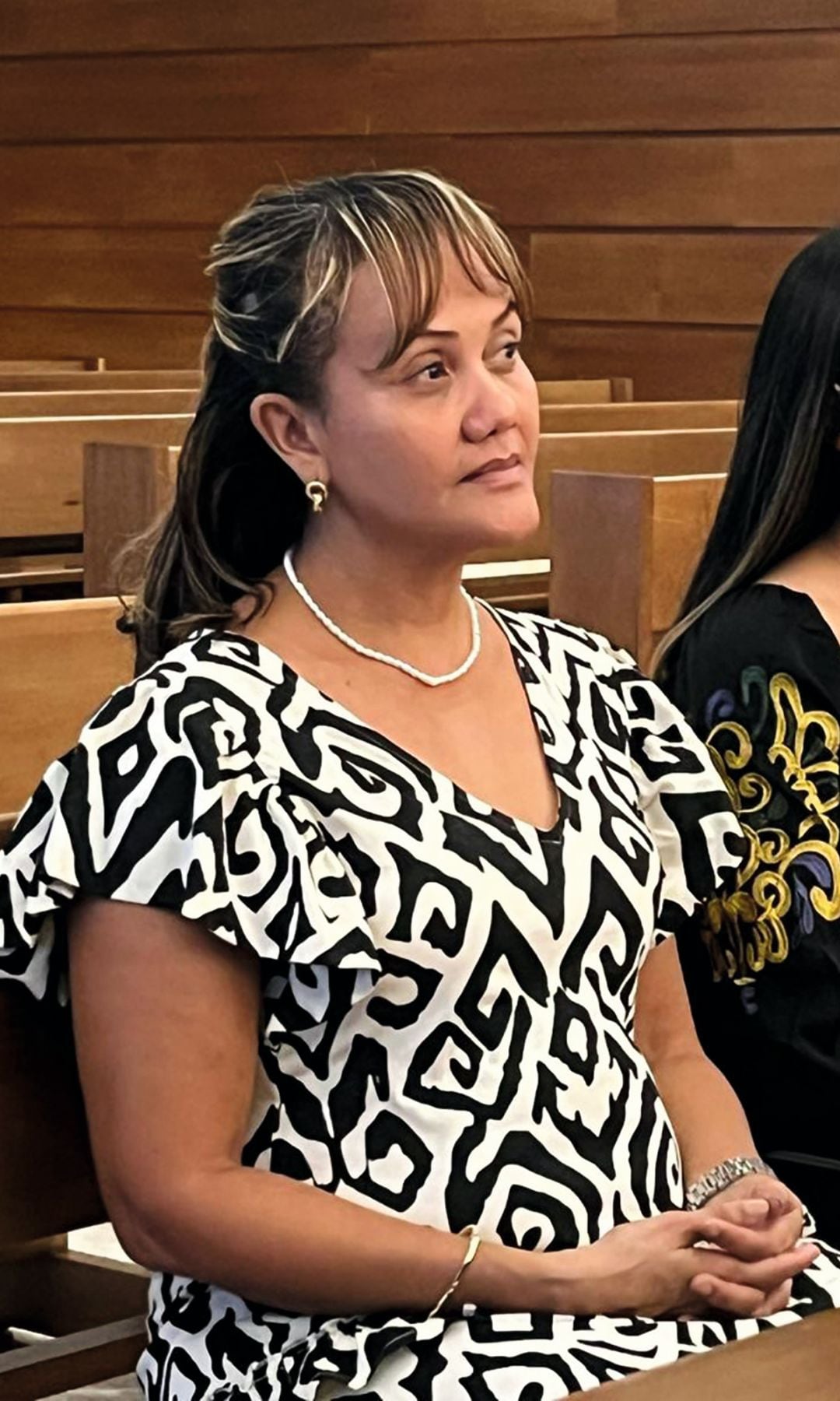 Darling, hermana de Edwin Arrieta, y a la derecha, Juango Ospina, acusación particular y encargado de representar a la familia Arrieta, quien apunta que "Daniel podría pedir el traslado a España una vez pague la responsabilidad civil, de la que, por cierto, no ha pagado ni un euro"