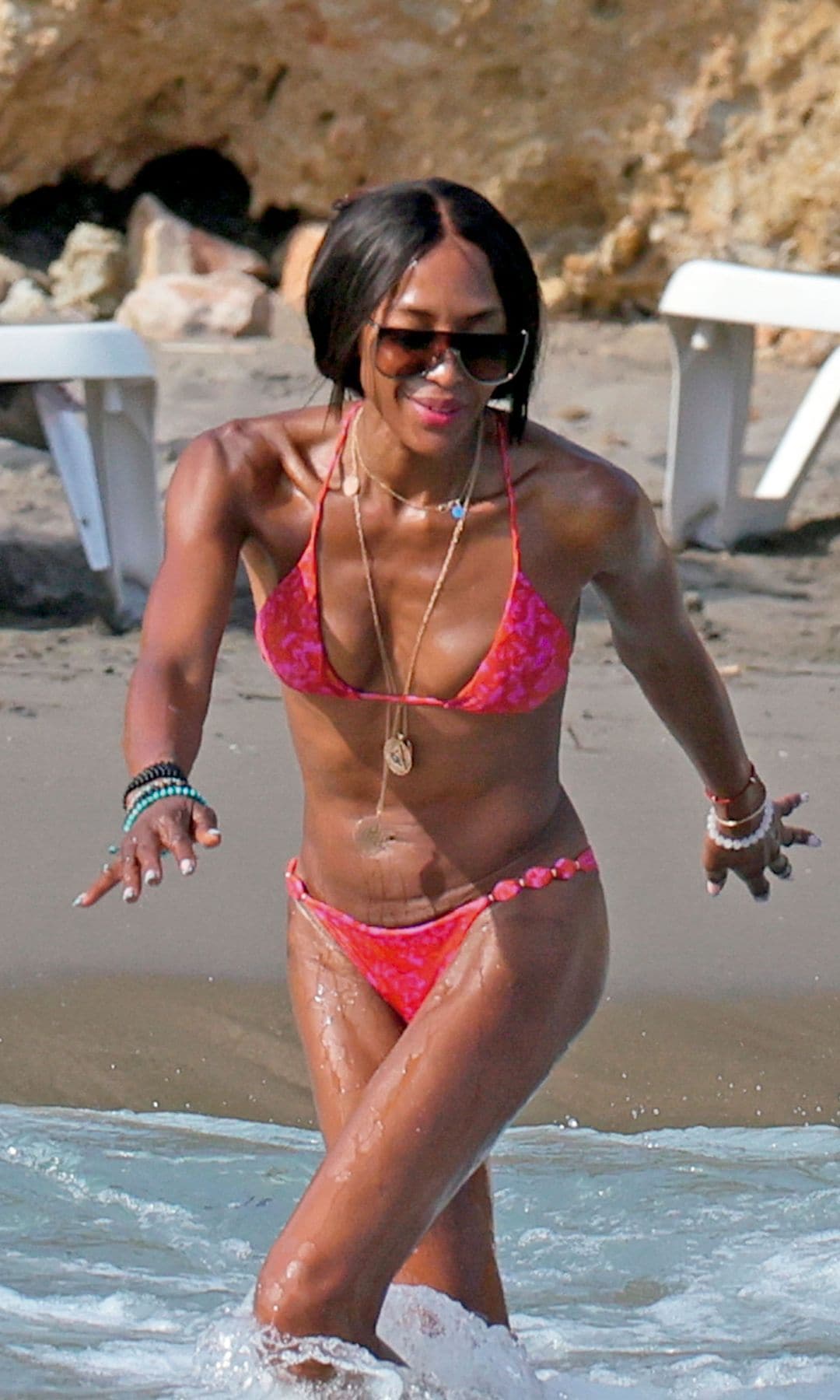 Naomi Campbell, bañándose en la playa