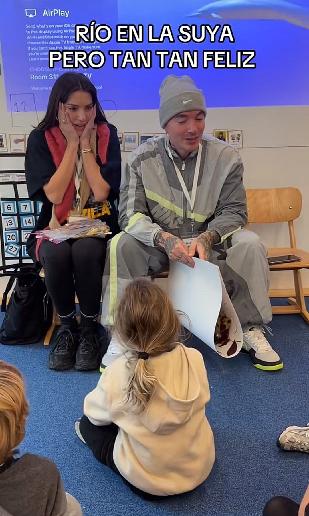 J Balvin y Valentina Ferrer dejan los escenarios y las pasarelas para convertirse en profesores por un día en el colegio de Río.