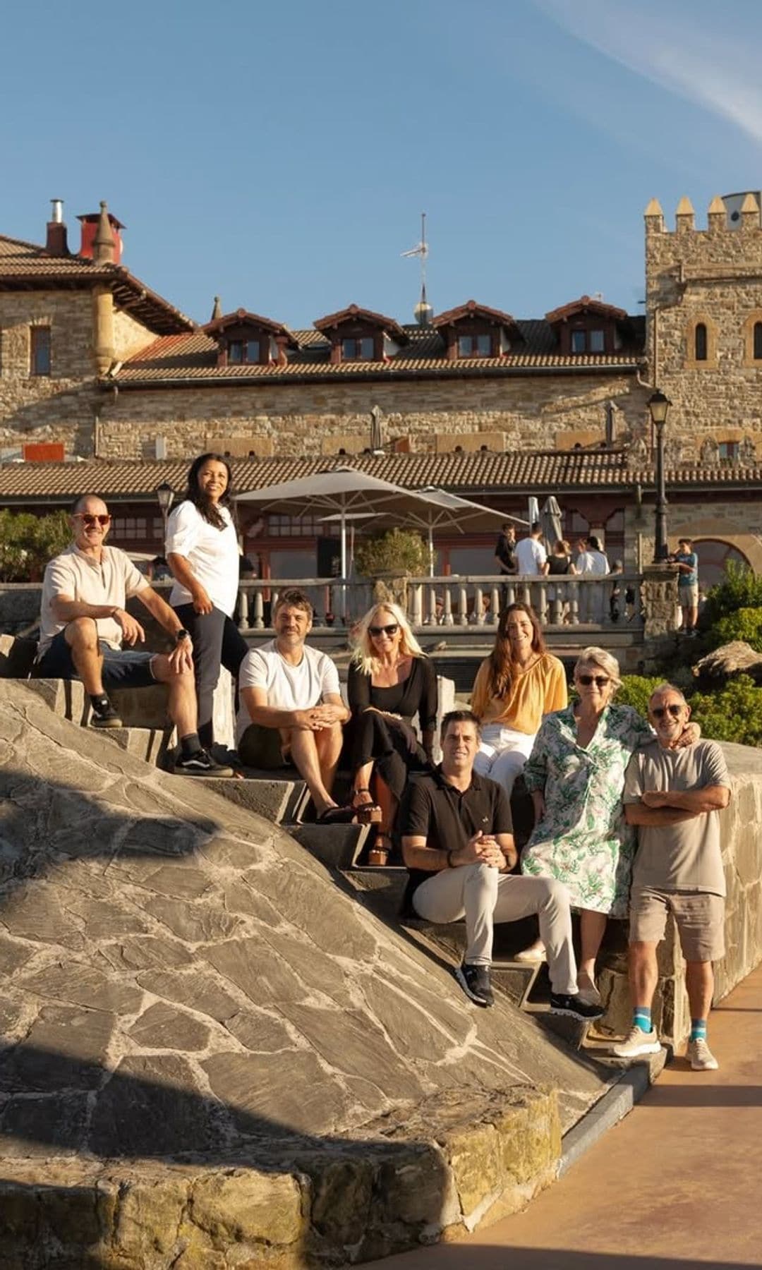 Karlos Arguiñano y su mujer con cinco de sus siete hijos en Zarauz, agosto de 2025