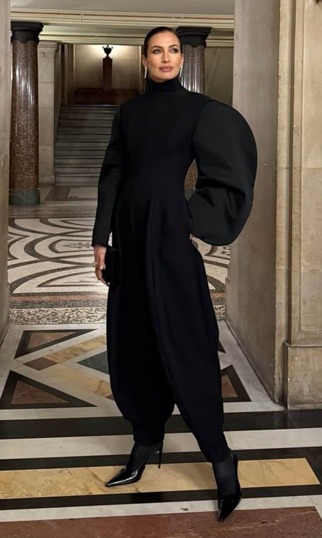 Nieves Álvarez, imponente con mono negro en la Ópera de París y 'clutch' de 4.000 euros, se prepara para desfilar en la Alta Costura