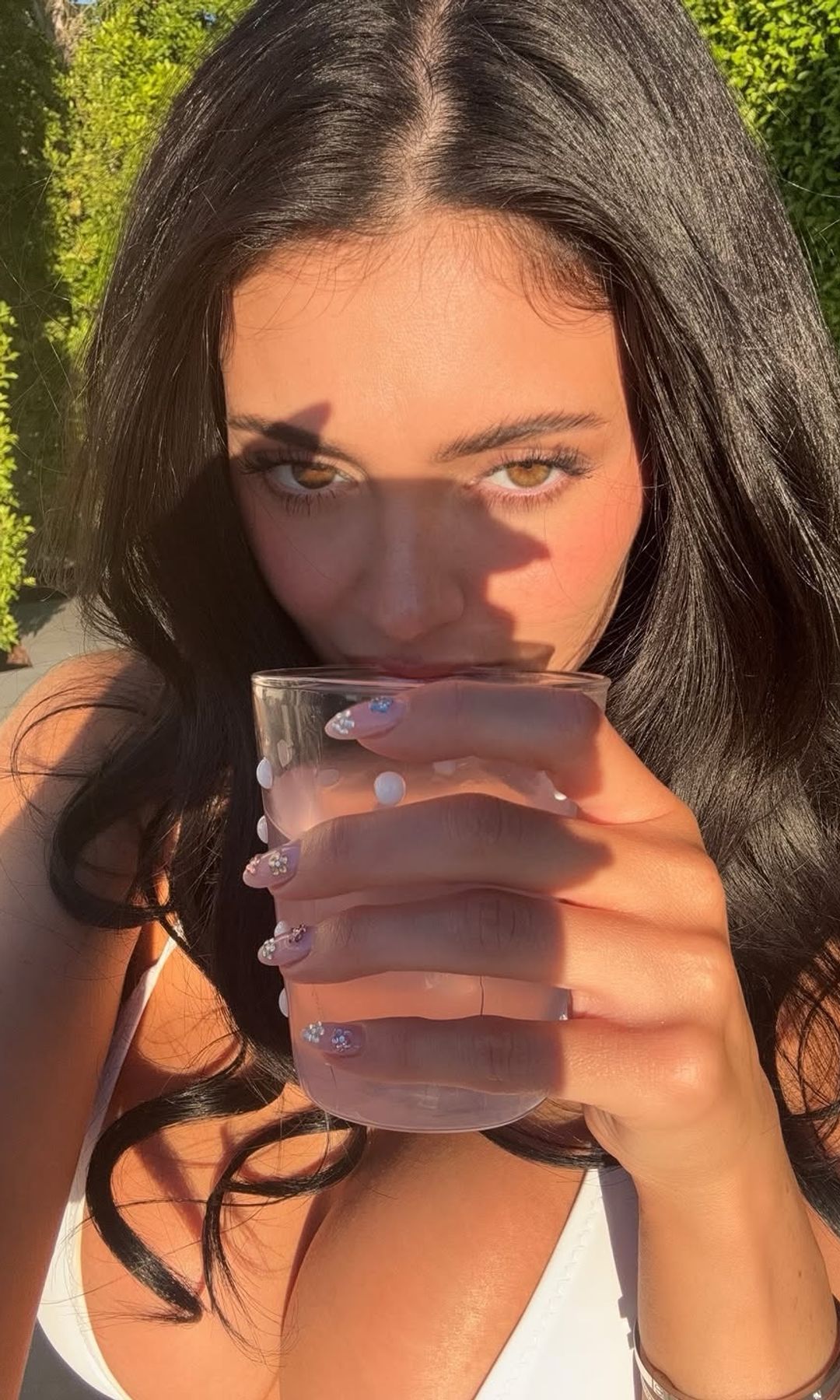 Así fue como Kylie Jenner presumió sus uñas nuevas.