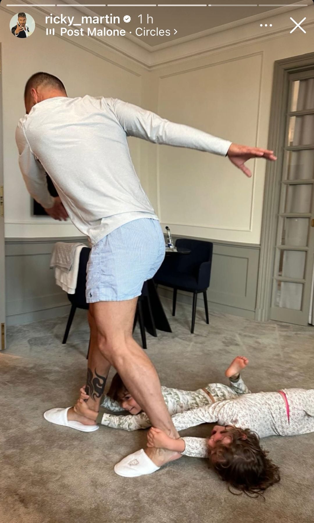 Ricky Martin se mostró en su faceta de papá como el más divertido con sus hijos pequeños.