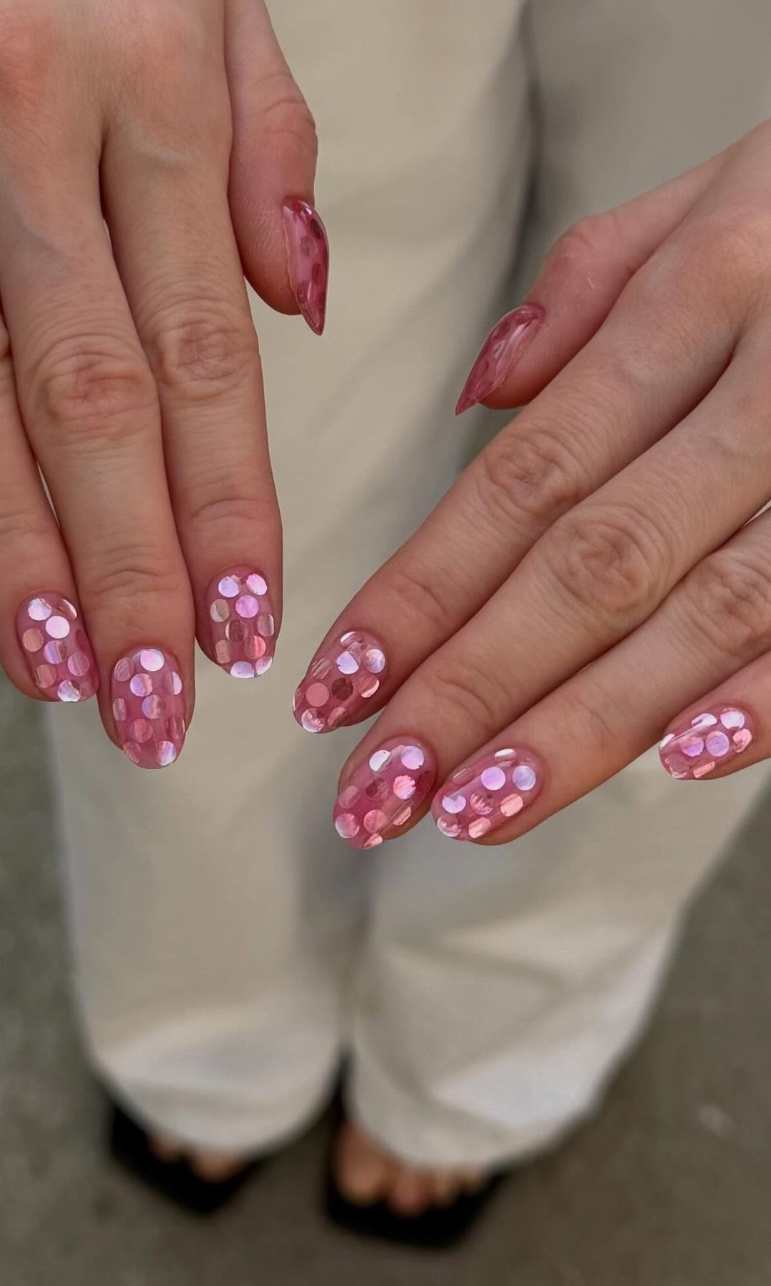 Manicura rosa con lentejuelas