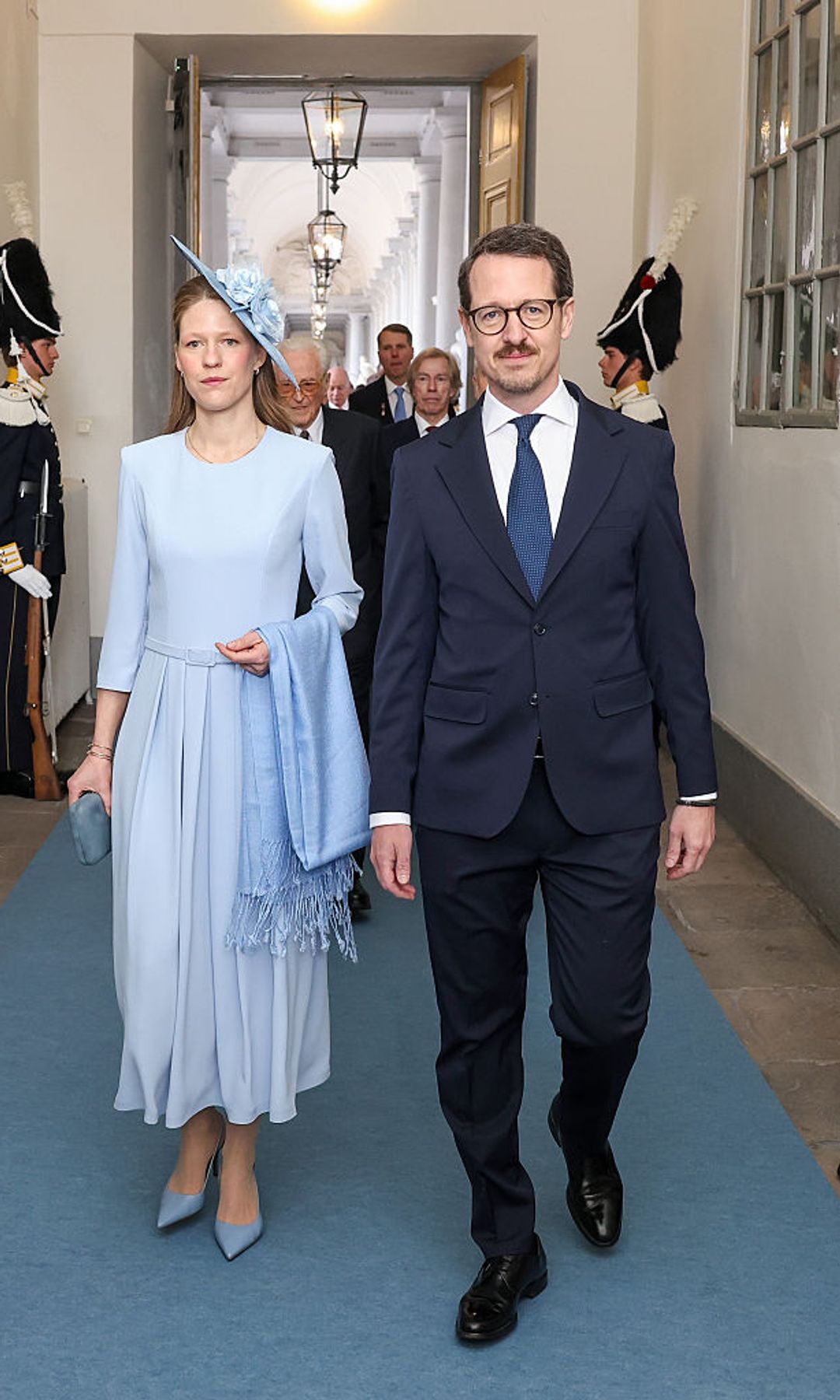 La princesa Danica y el príncipe Felipe llegando a la iglesia del Palacio Real para asistir a la misa del Te Deum