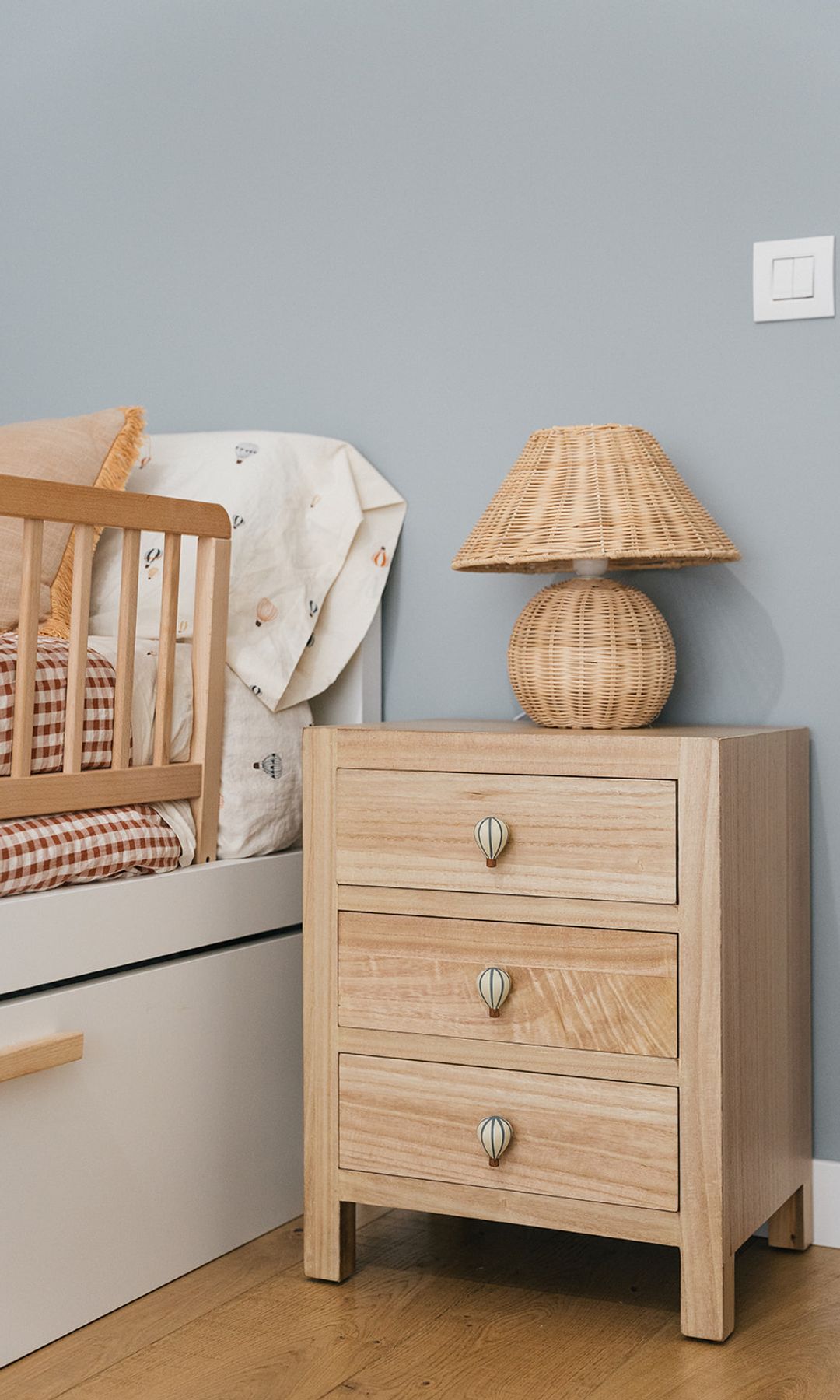 Mesita de noche en el dormitorio infantil