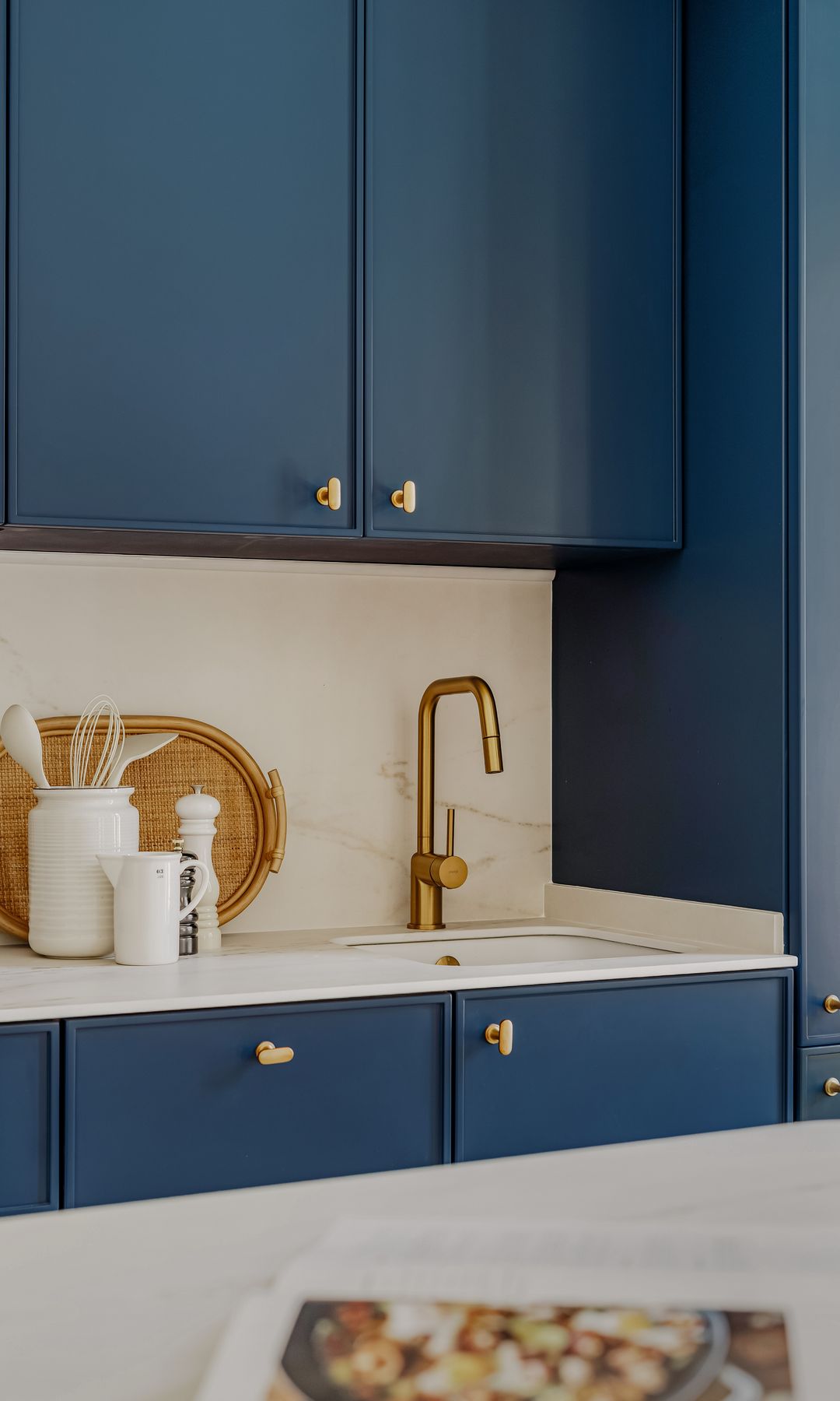 Detalle de la cocina con muebles en color azul