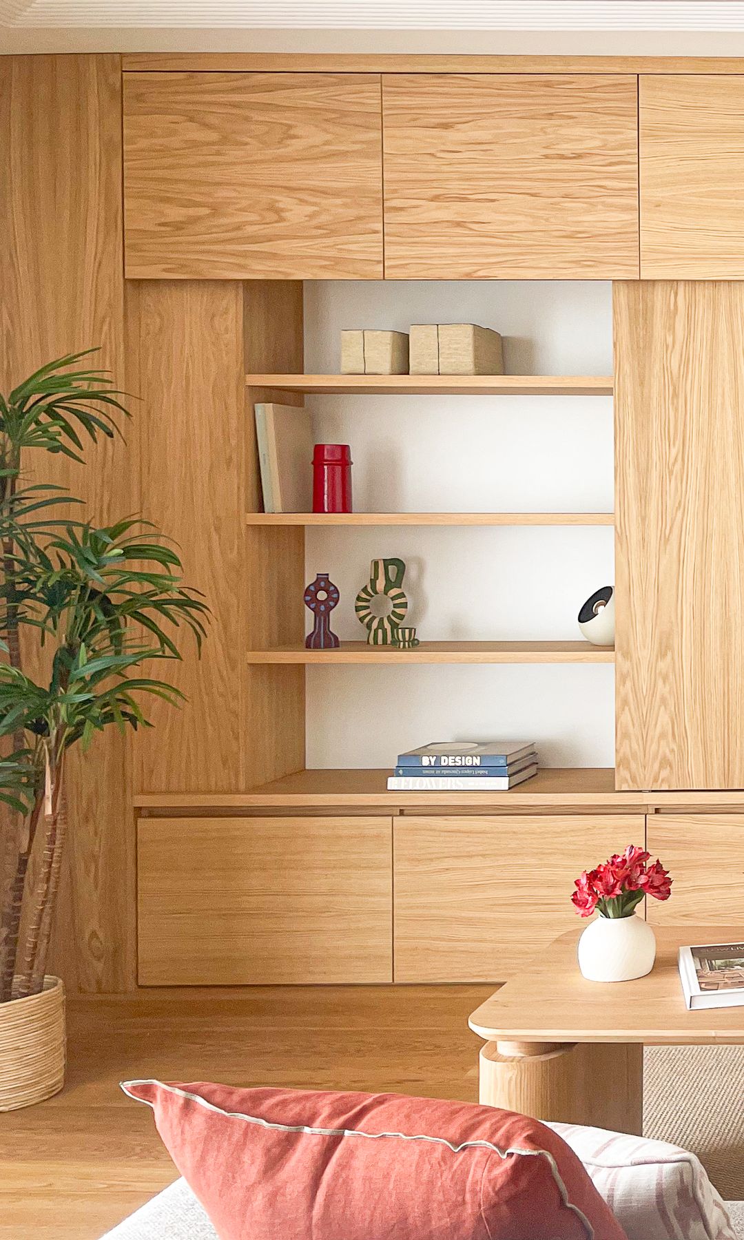 Estantería del salón bien ordenada con cestas