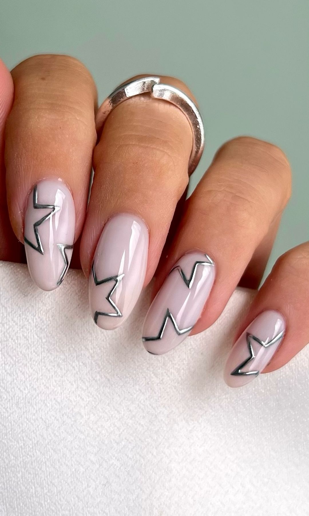 Manicura con estrellas plateadas