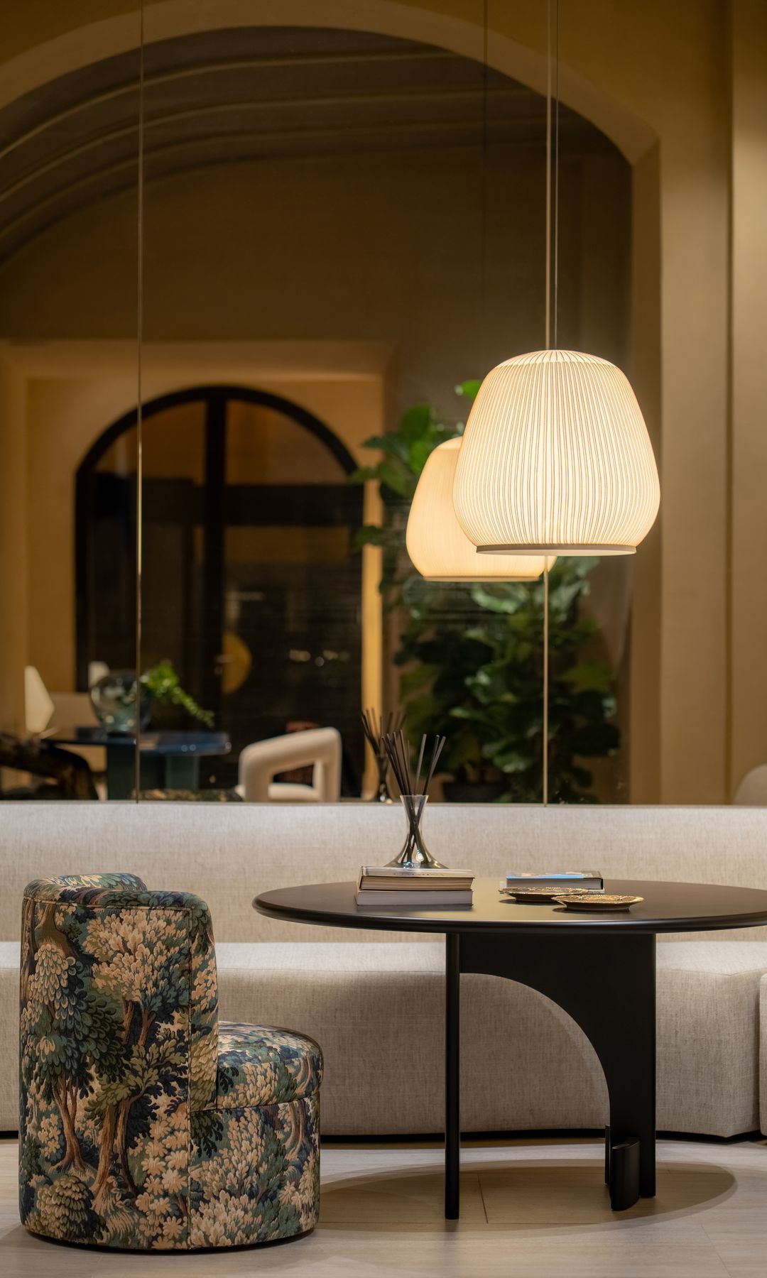 Zona de estar del hotel boutique Palazzo Balsamo en Palermo con lámpara Knit de Vibia