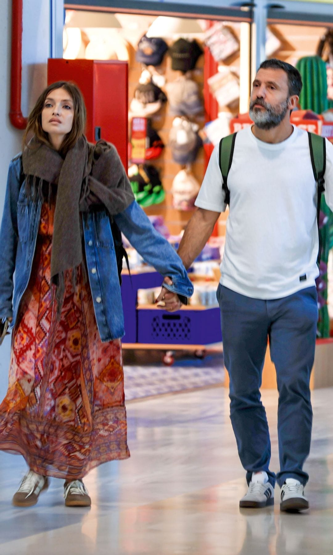 Sara Carbonero pasea de la mano de su pareja, Jota Cabreras