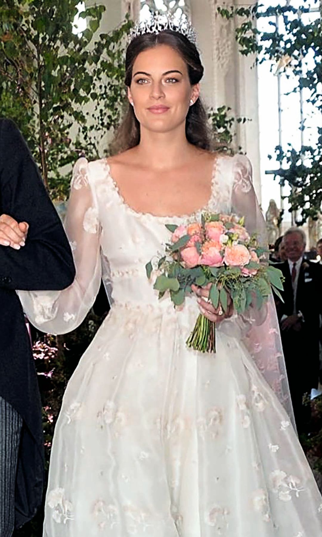 Érase una vez...Cleo con su primer vestido de novia, un diseño de Luisa Beccaria que acompañó de la tiara familiar y un bouquet de rosas mezcladas