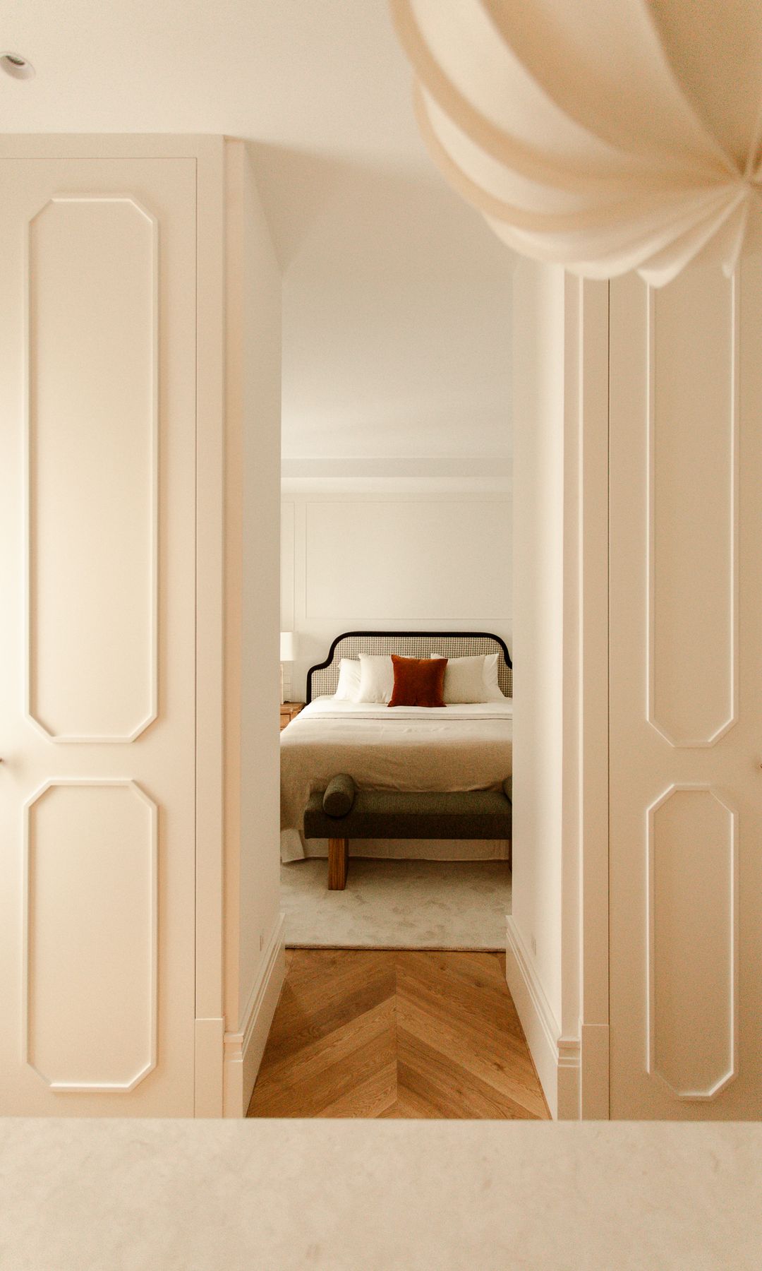 Dormitorio, puertas lacadas con molduras 