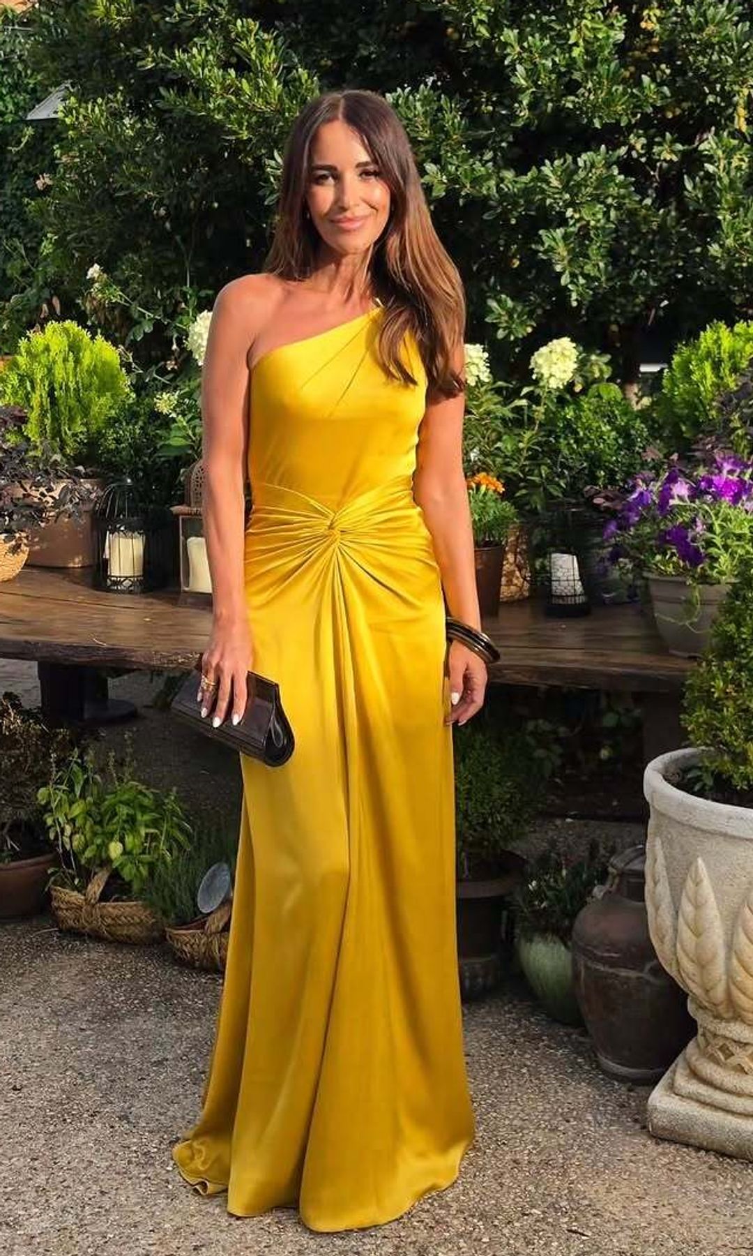 Paula Echevarría en una boda de septiembre con vestido largo amarillo asimétrico, de Rosa Clará