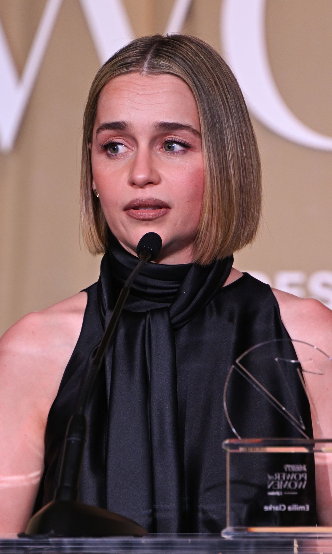  Emilia Clarke con pelo corto 