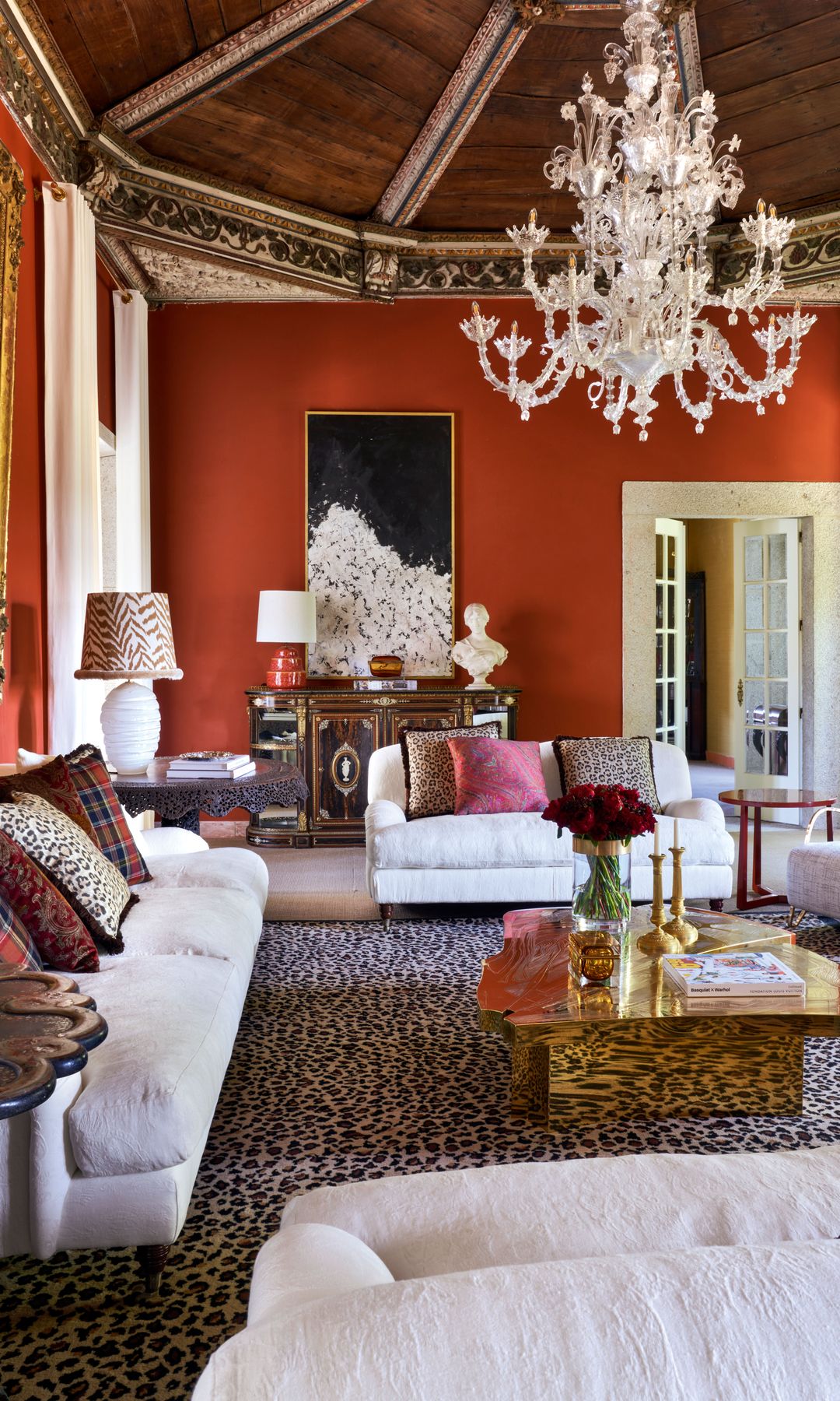 La sala de estar, en la que se mezclan muebles de varios estilos y épocas: piezas indoportuguesas con incrustaciones de marfil con muebles modernistas, como la mesa de latón grabado del artista belga Armand Jonkers, en la que destacan dos candelabros antiguos de cristal de Murano               