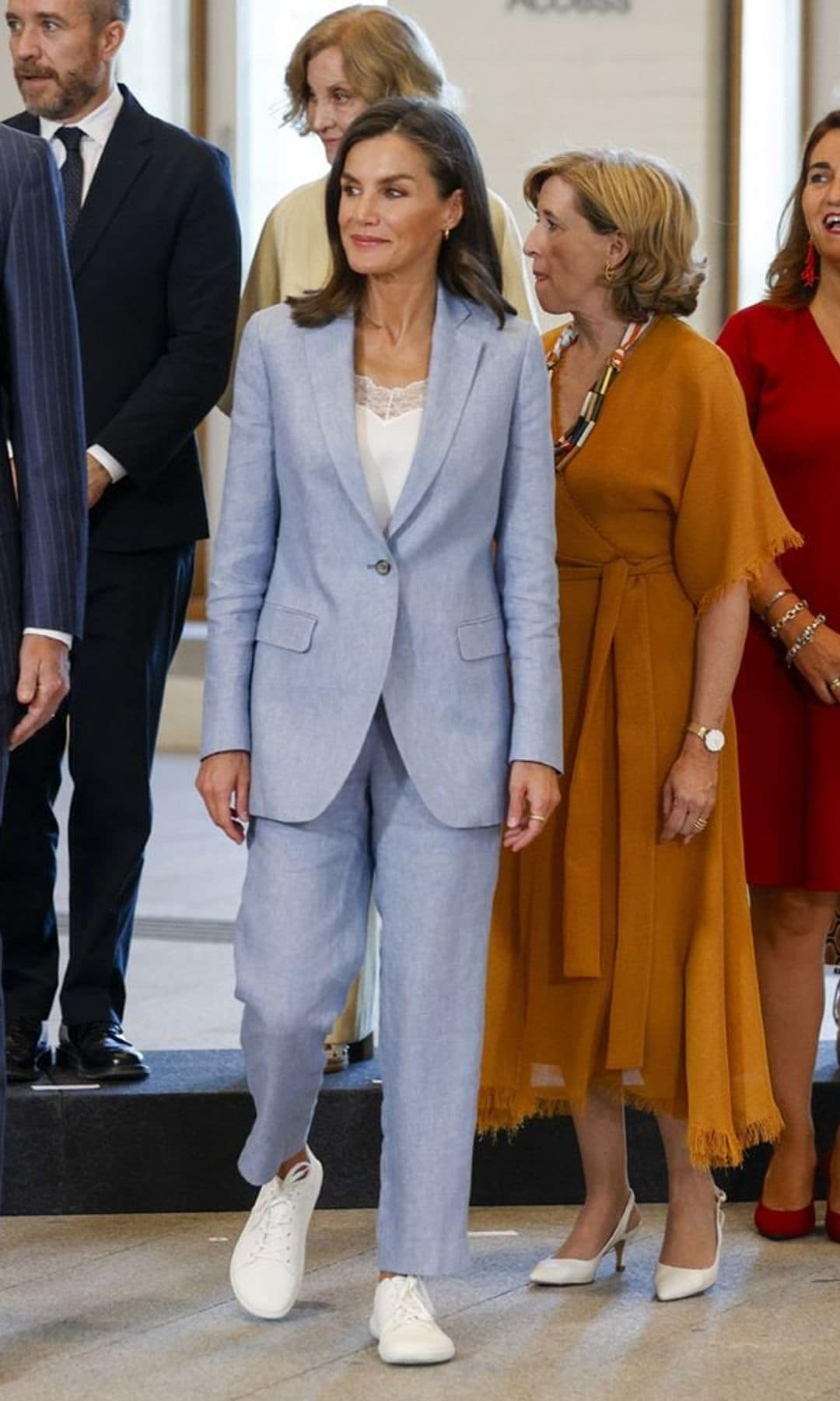 El traje de lino de la Reina Letizia es perfecto para ser la invitada mejor vestida en un bautizo o comunión esta temporada