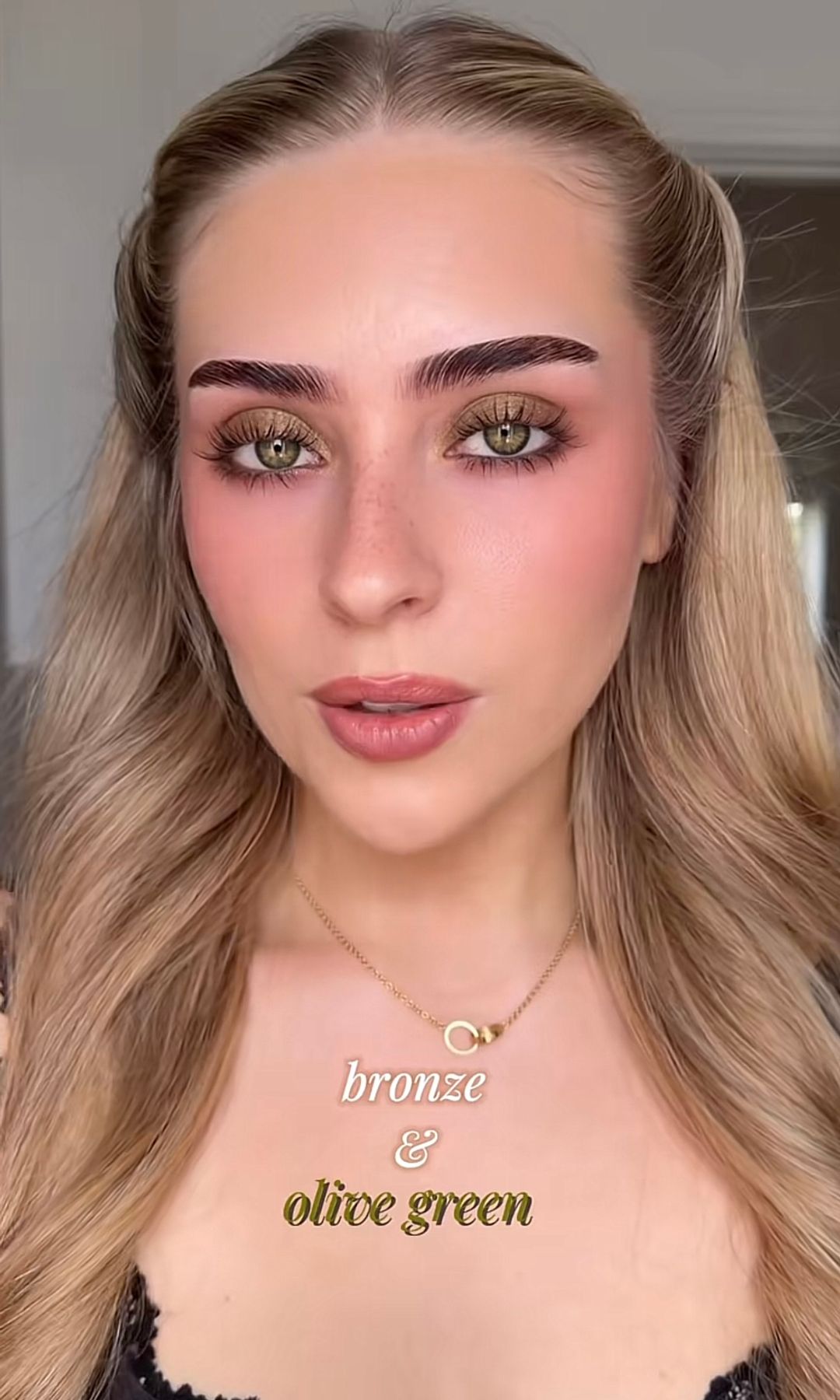 Maquillaje de ojos ámbar en tonos bronce y verde oliva