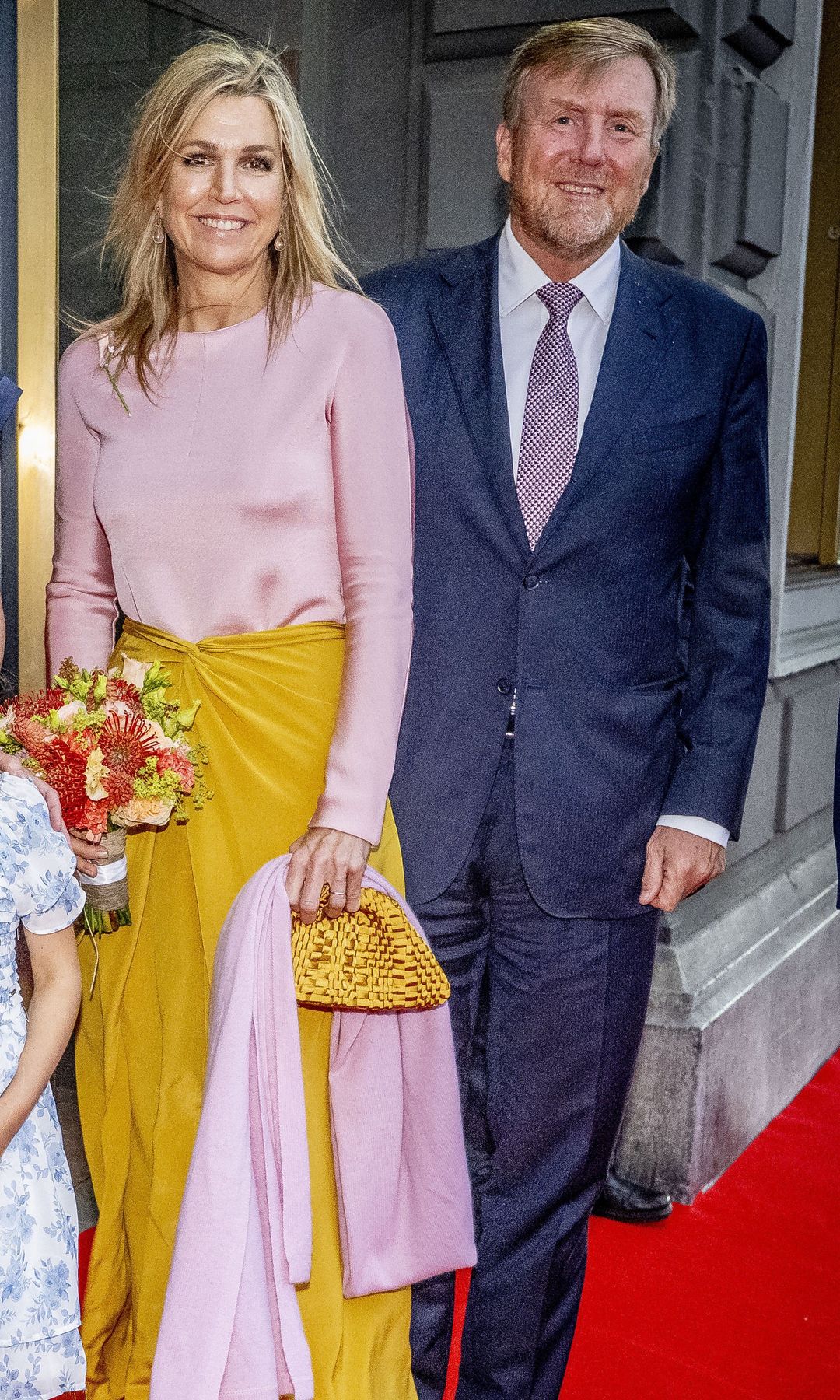 Máxima de Holanda con falda amarilla y top rosa