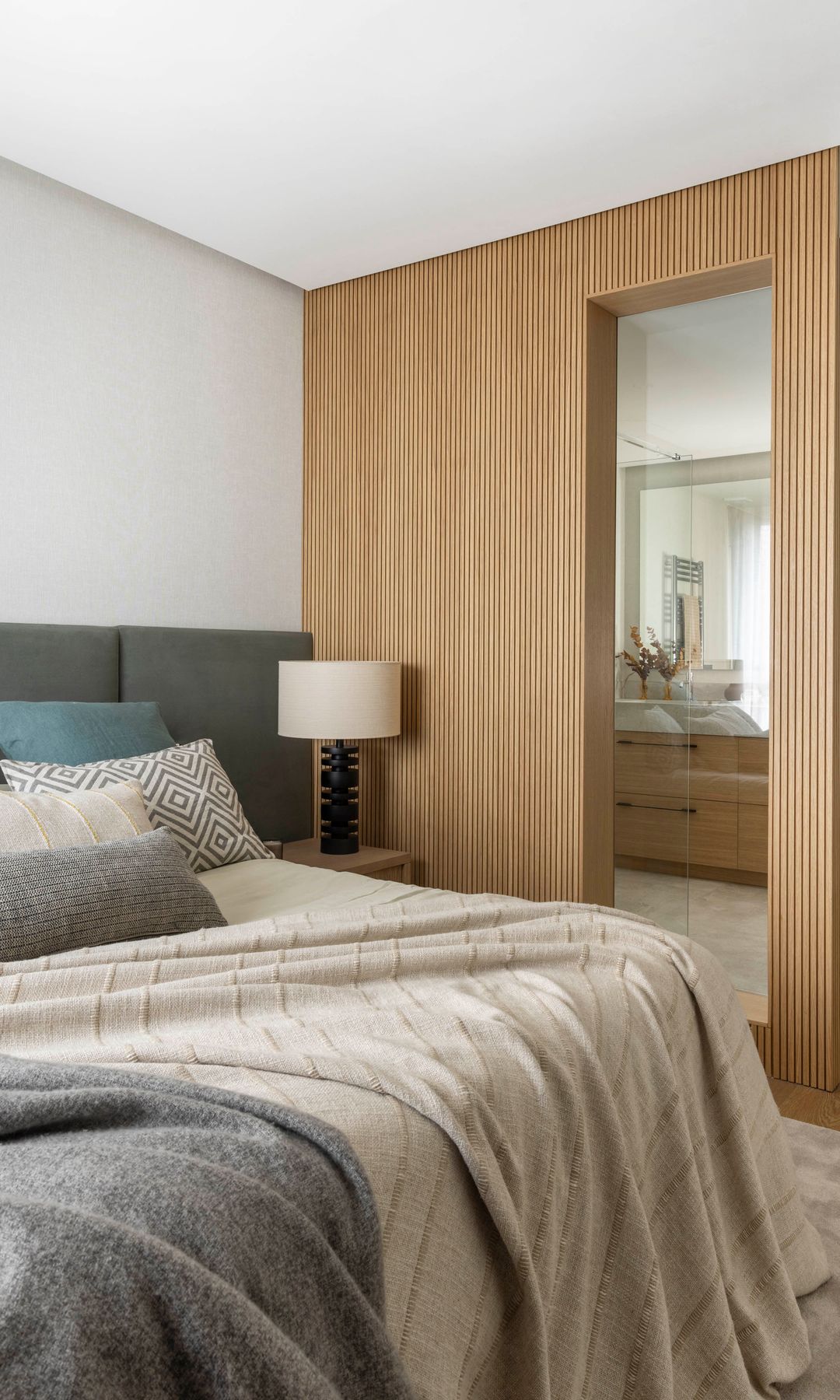 Dormitorio con conexión visual con el baño