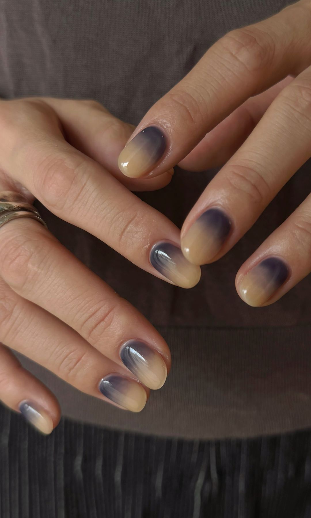 Manicura degradada amarilla y azul