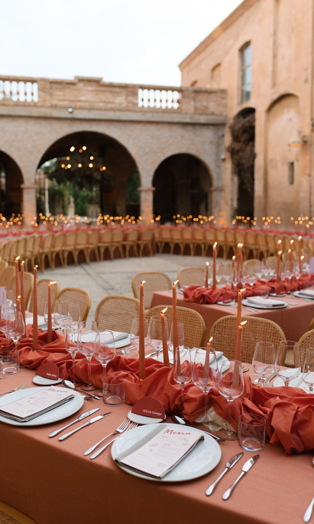 Decoración de bodas con mesas curvas naranja