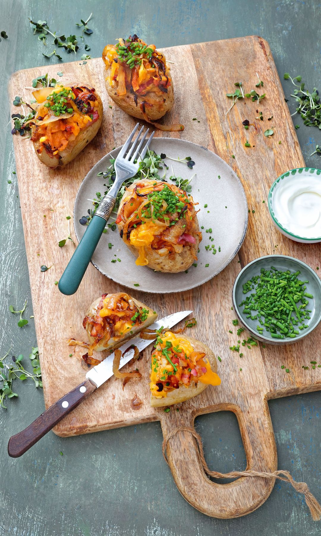 Patatas rellenas de bacon, chédar
y cebolla caramelizada