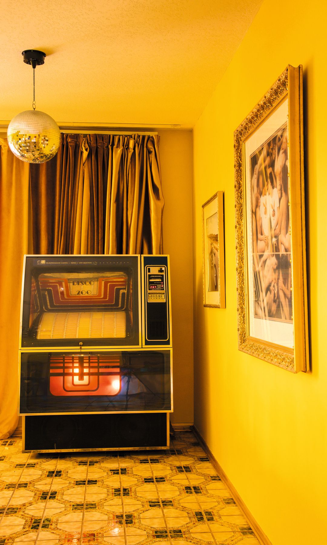 JAMIE NELSON NOS RECIBE EN SU CASA ROSA DE LOS ÁNGELES, UN TEMPLO DEL ESTILO RETRO, FANTASÍA Y “GLAMOUR” HOLLYWOODiense